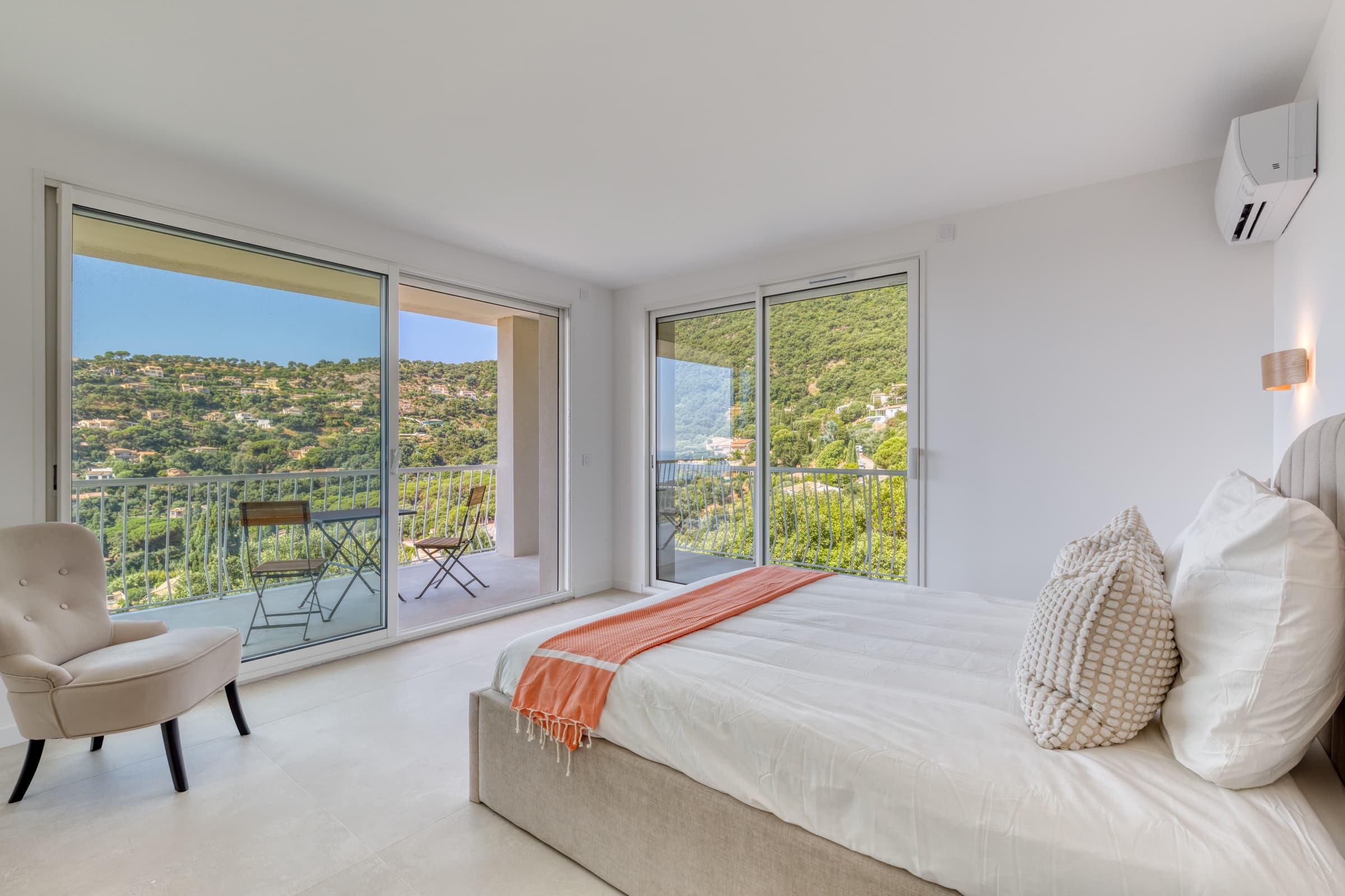 Villa à vendre Cavalaire-sur-Mer : Suite principale avec salle de bain attenante et accès terrasse vue mer.