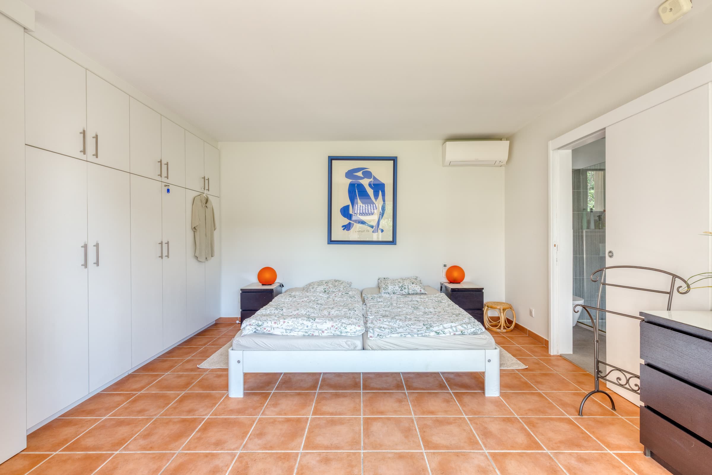 Chambre avec salle de douche privative. Parfait pour accueillir famille et invités au calme.