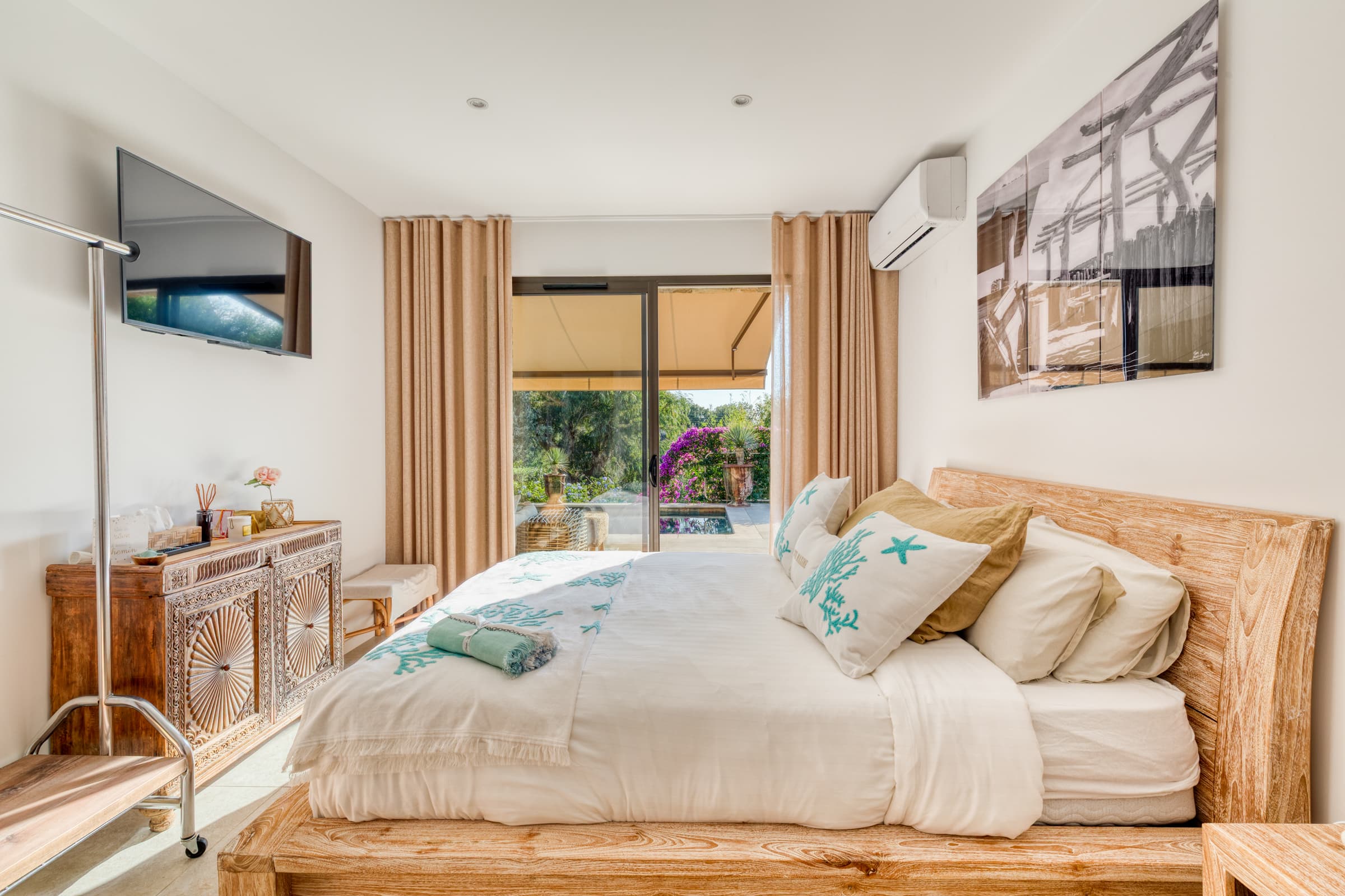 Chambre spacieuse et lumineuse avec climatisation intégrée. Villa contemporaine d’architecte à Sainte-Maxime, confort absolu.