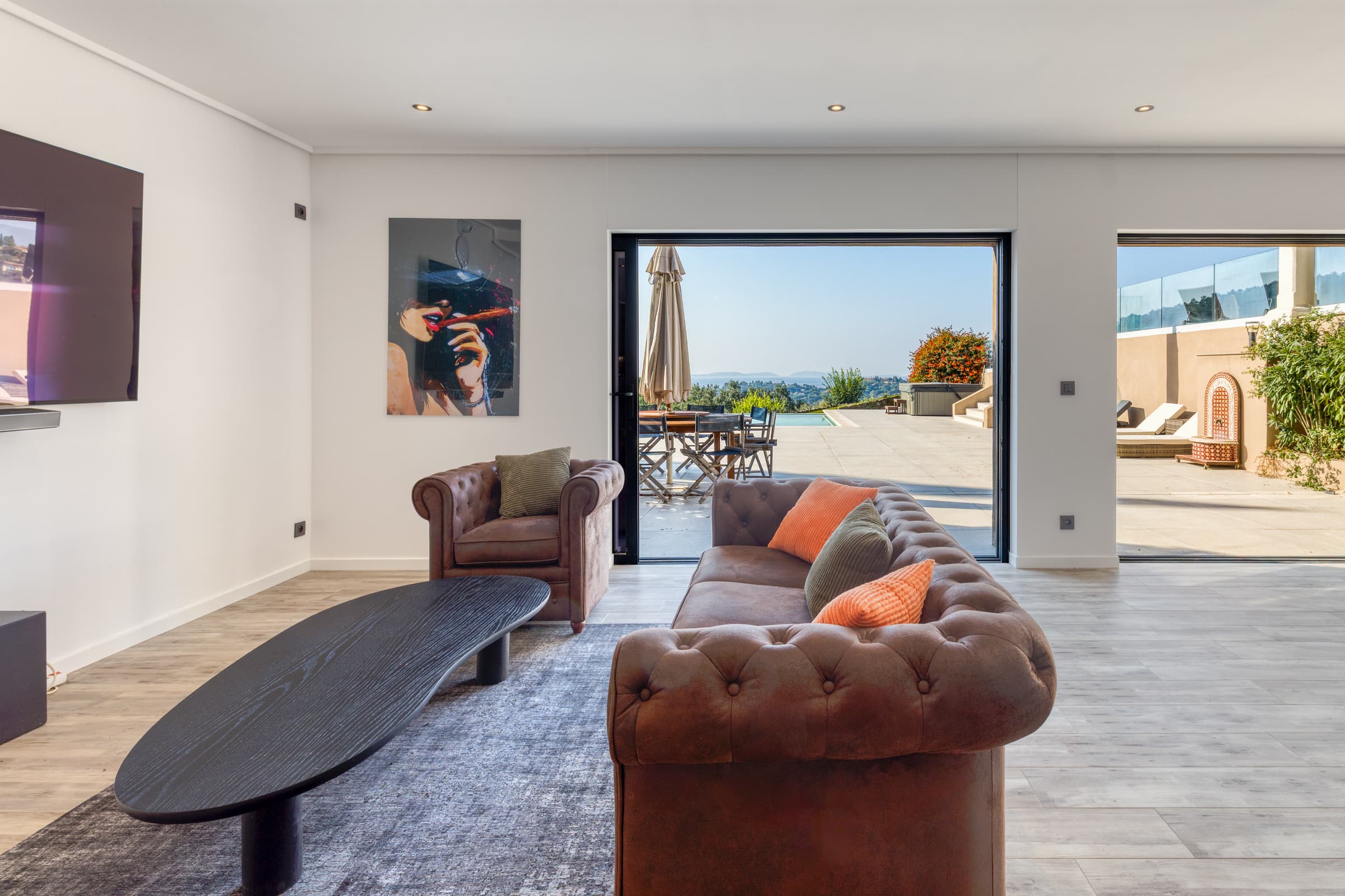 Salle de jeux, bar, billard et espace TV pour recevoir famille et amis. Villa d’exception à vendre à La Croix-Valmer.