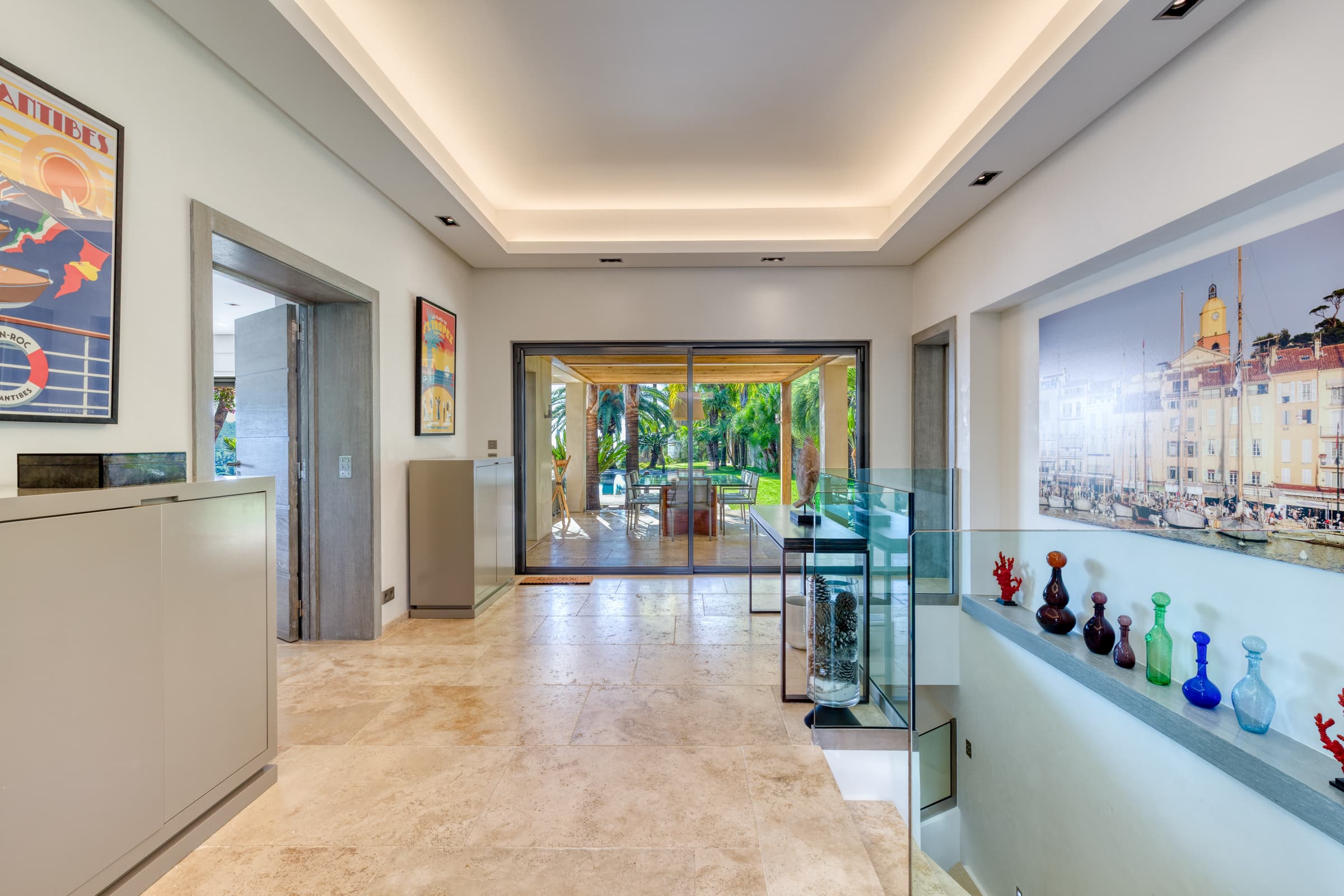 Propriété d’exception à vendre à La Croix-Valmer. 440 m², 5 suites, piscine à débordement et vue panoramique sur la Méditerranée.