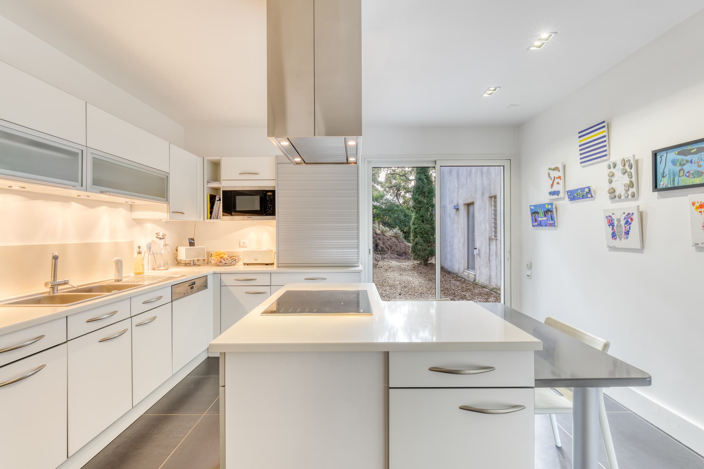 Cuisine ouverte avec espace repas dans cette villa à vendre à Gigaro, proche des plages.