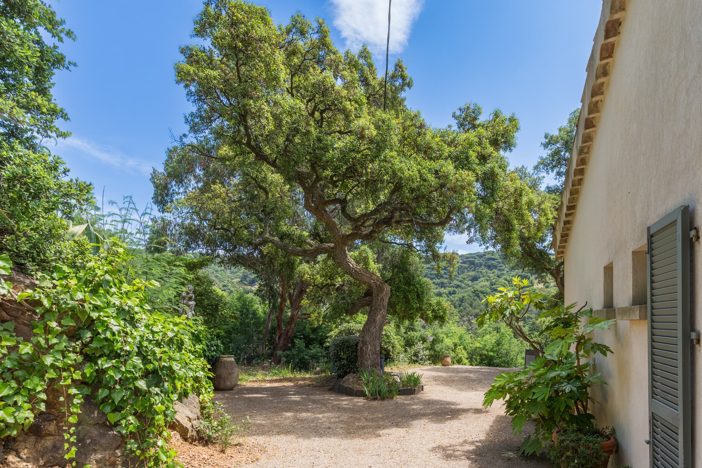 Terrasses d’une villa à vendre La Croix-Valmer avec parc paysager, propriété d’exception à Gigaro.