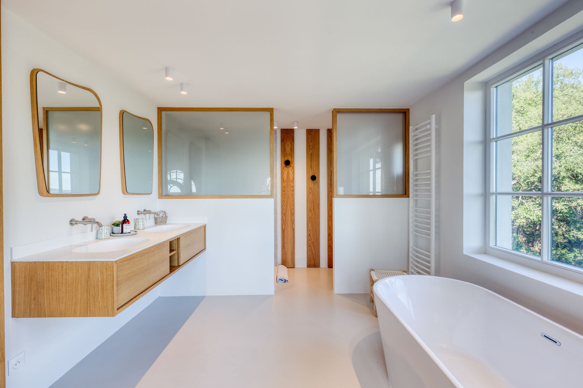 Salle de bain moderne avec finitions haut de gamme dans une villa d’exception à vendre à Cavalaire-sur-Mer.