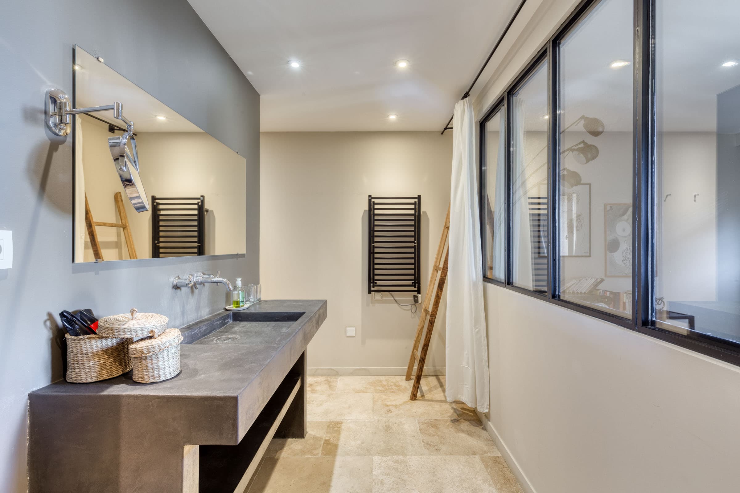 Salle de bain élégante et équipée dans cette villa à vendre à La Garde-Freinet, offrant luxe et confort dans un cadre exceptionnel près du Golfe de Saint-Tropez.
