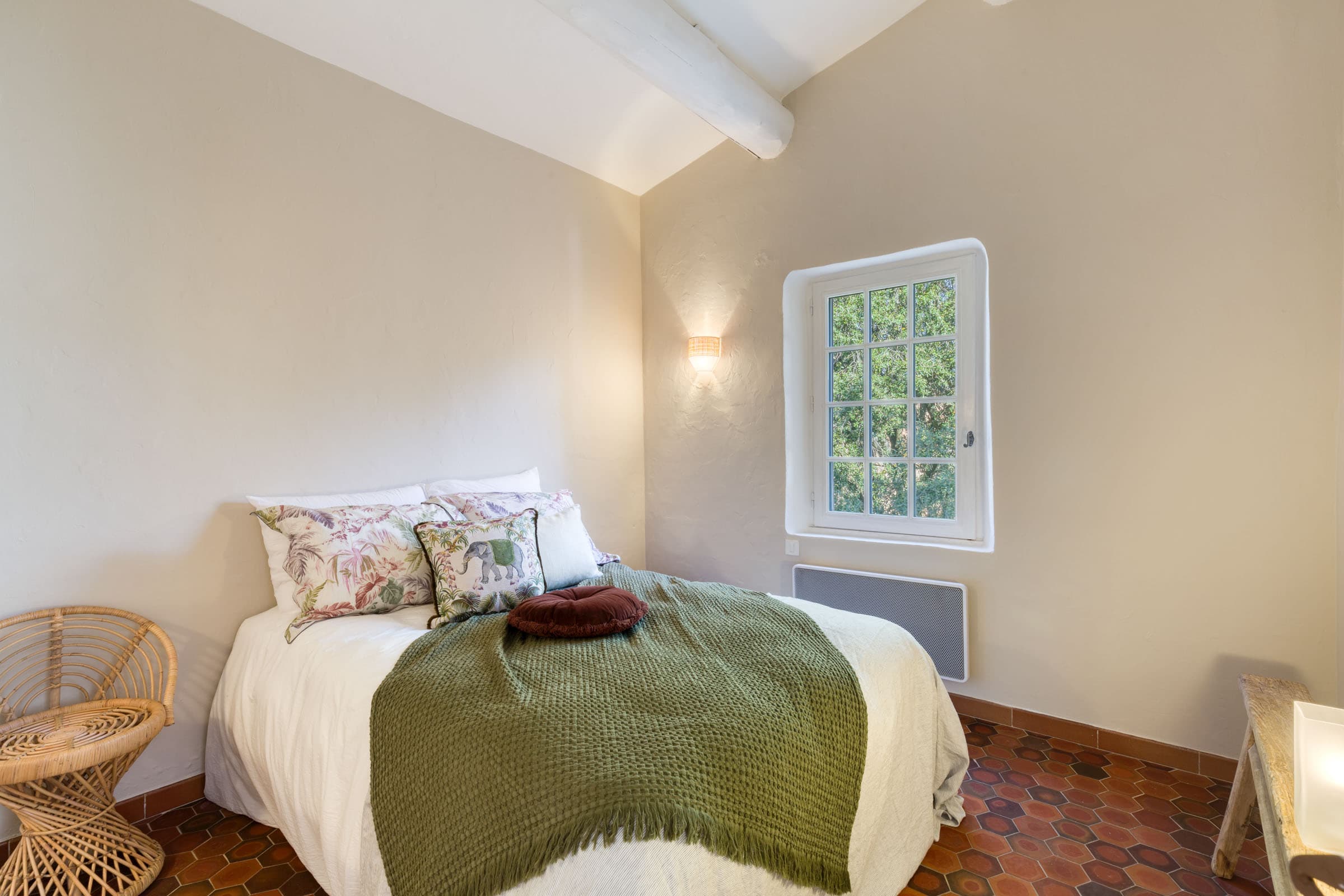 Suite d’une villa à vendre à Maubec, bastide charmante avec dressing, salle de bain attenante, 4 chambres, parfait état.