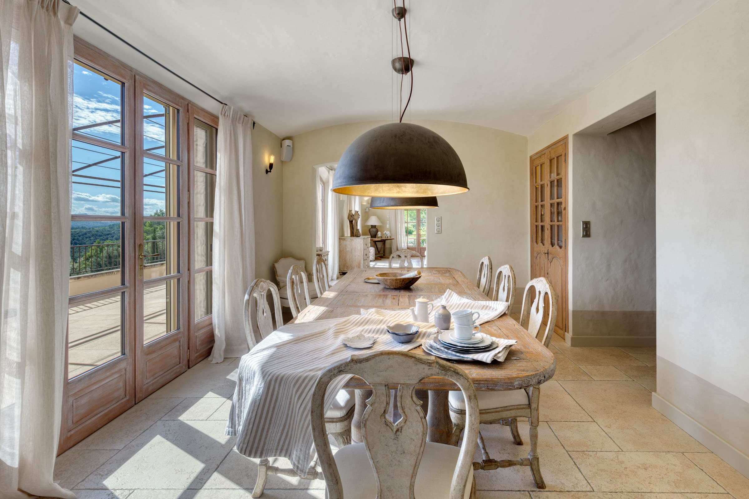 Salle à manger élégante dans villa de luxe à Entrecasteaux