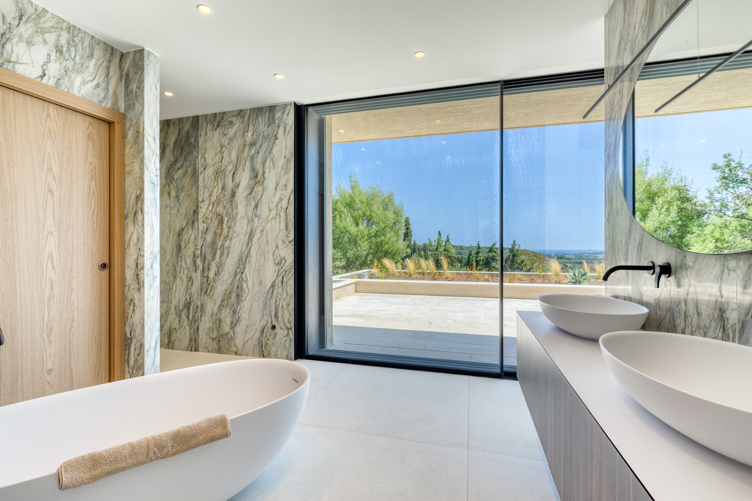 Villa de luxe à vendre à Ramatuelle : salle de bains raffinée avec baignoire design et vue mer.