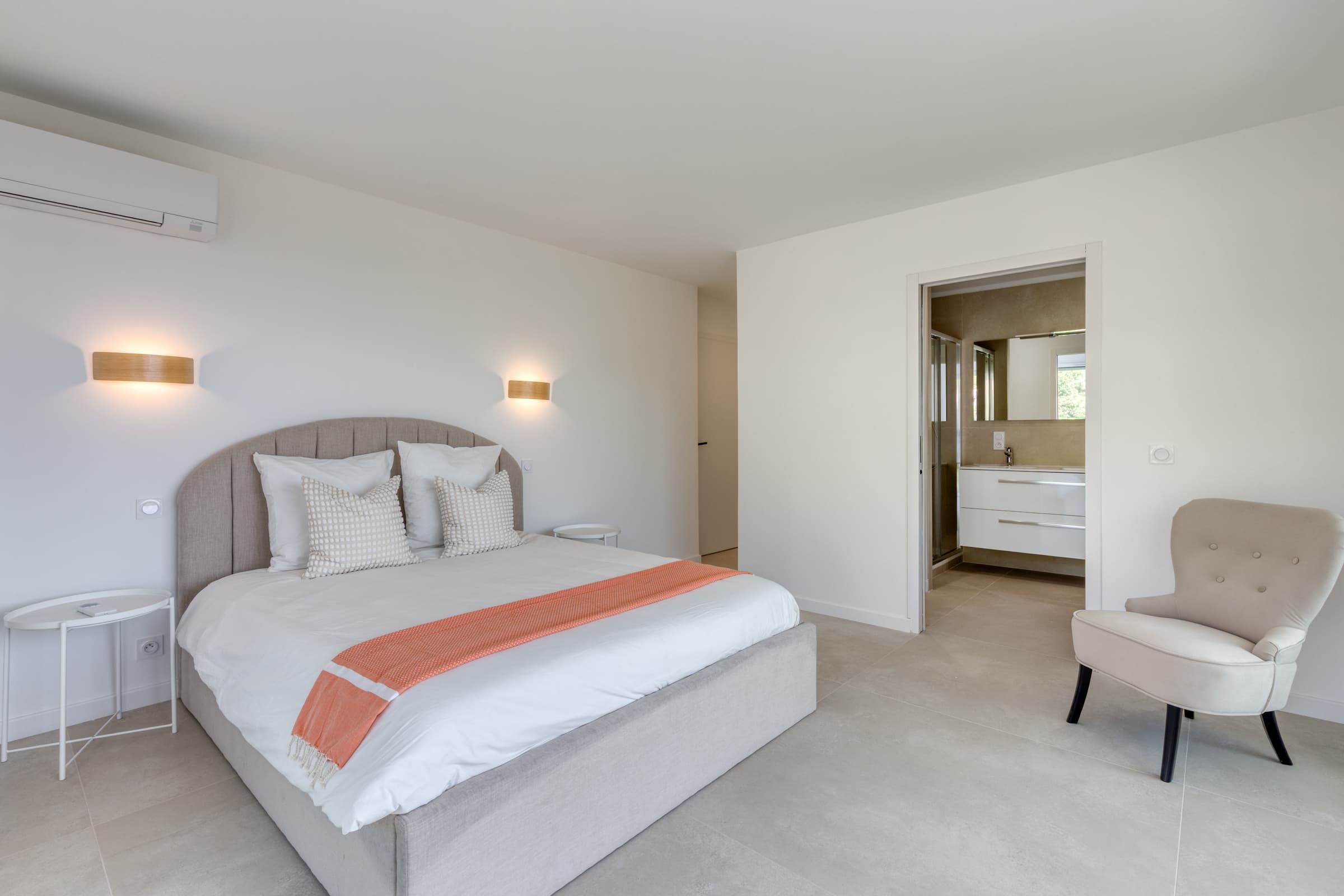 Villa à vendre Cavalaire-sur-Mer : Suite principale avec salle de bain attenante et accès terrasse vue mer.