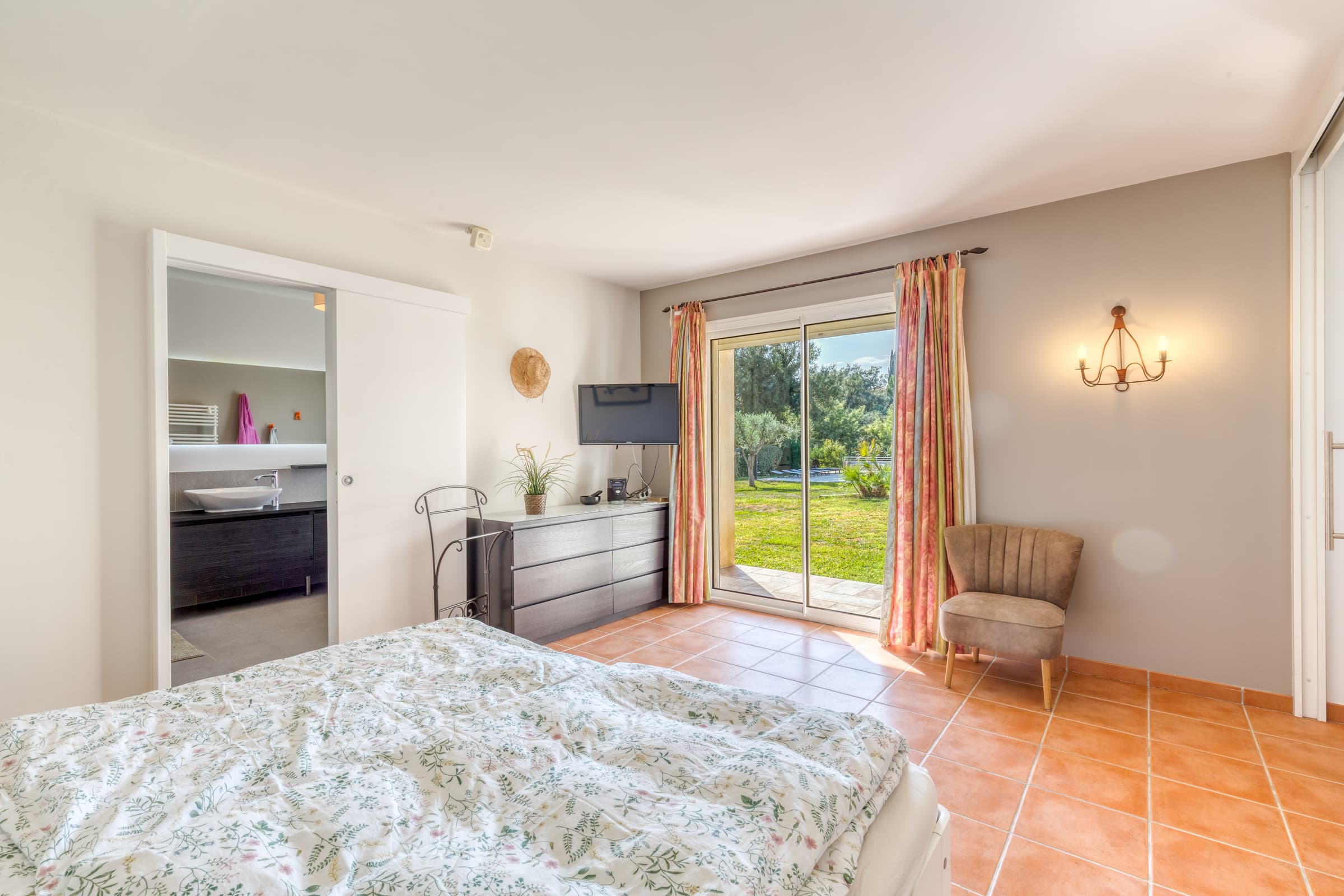 Suite élégante avec dressing, bain complet et rangements. Confort et intimité absolue.