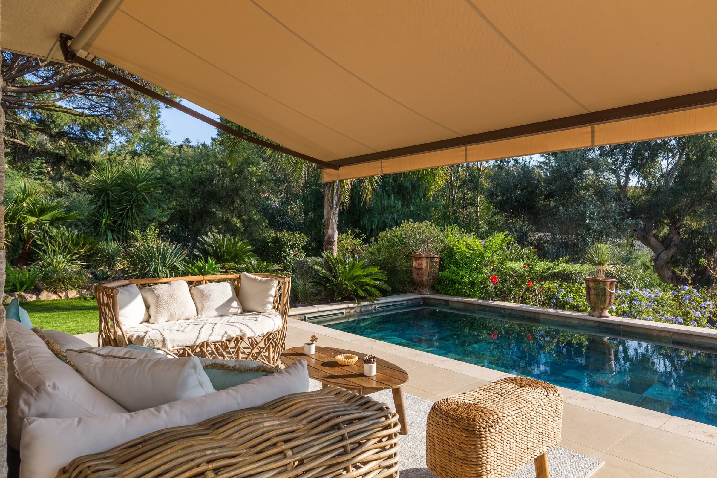 Terrasse élégante surplombant la piscine et la nature méditerranéenne. Villa contemporaine d’architecte à Sainte-Maxime, luxe et sérénité.