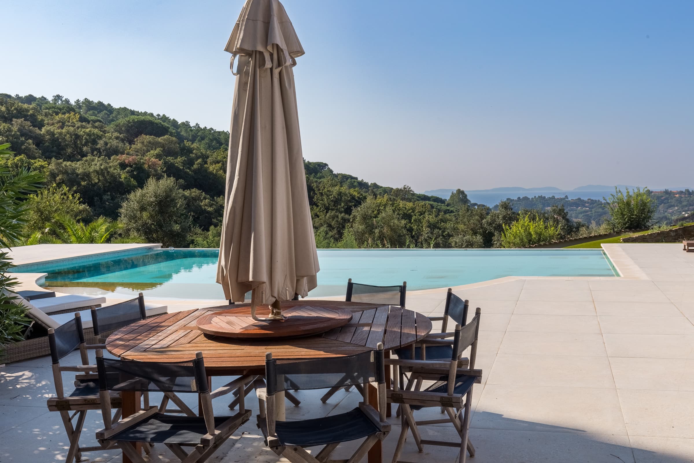 Terrasses ensoleillées surplombant la Méditerranée. Villa d’exception à vendre à La Croix-Valmer, secteur Gigaro.