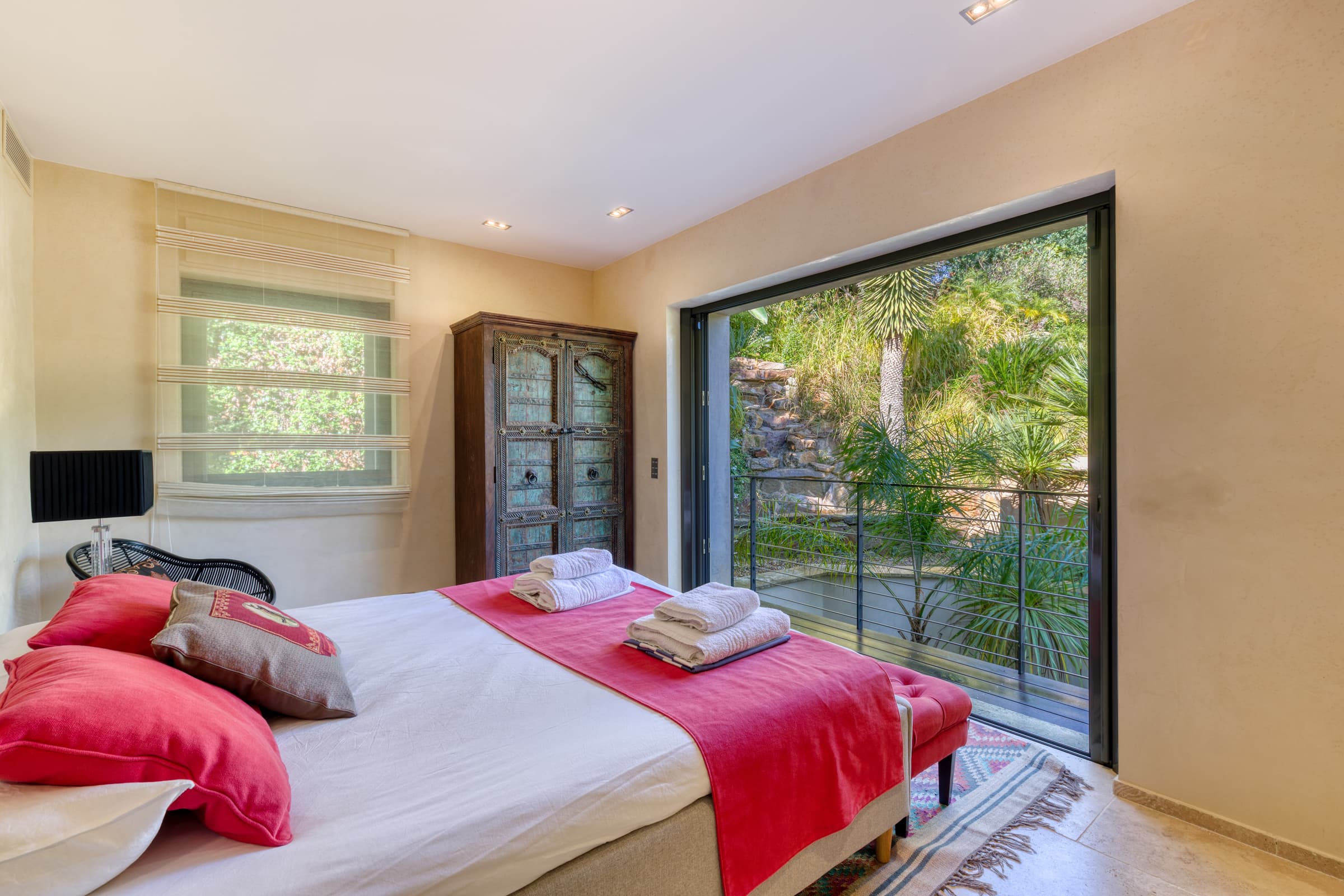 Cinq chambres élégantes avec salles d’eau privatives. Confort, intimité et raffinement à La Croix-Valmer.