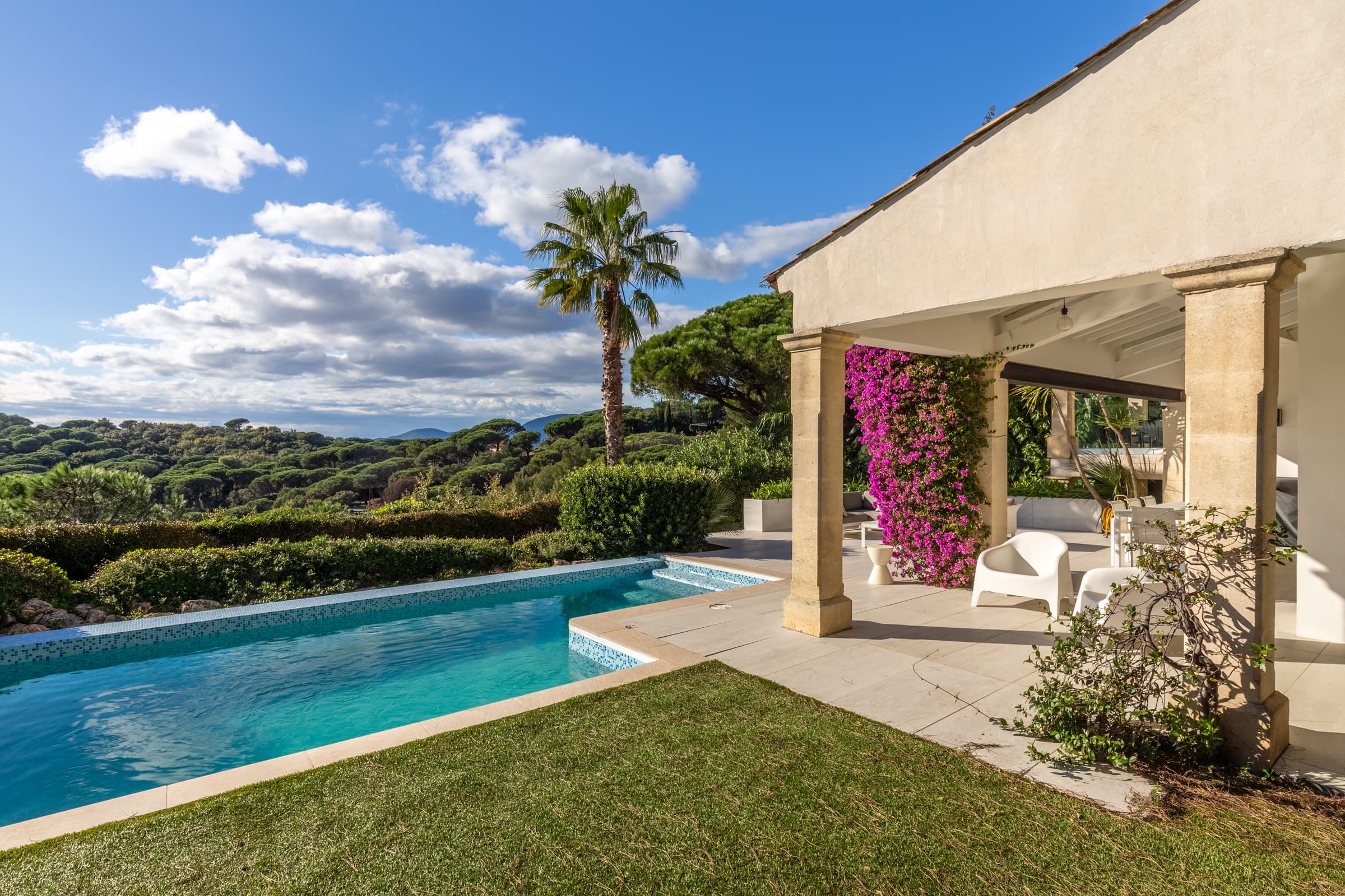 Piscine à débordement chauffée de la villa à vendre, vue exceptionnelle sur la mer et les pins parasols.