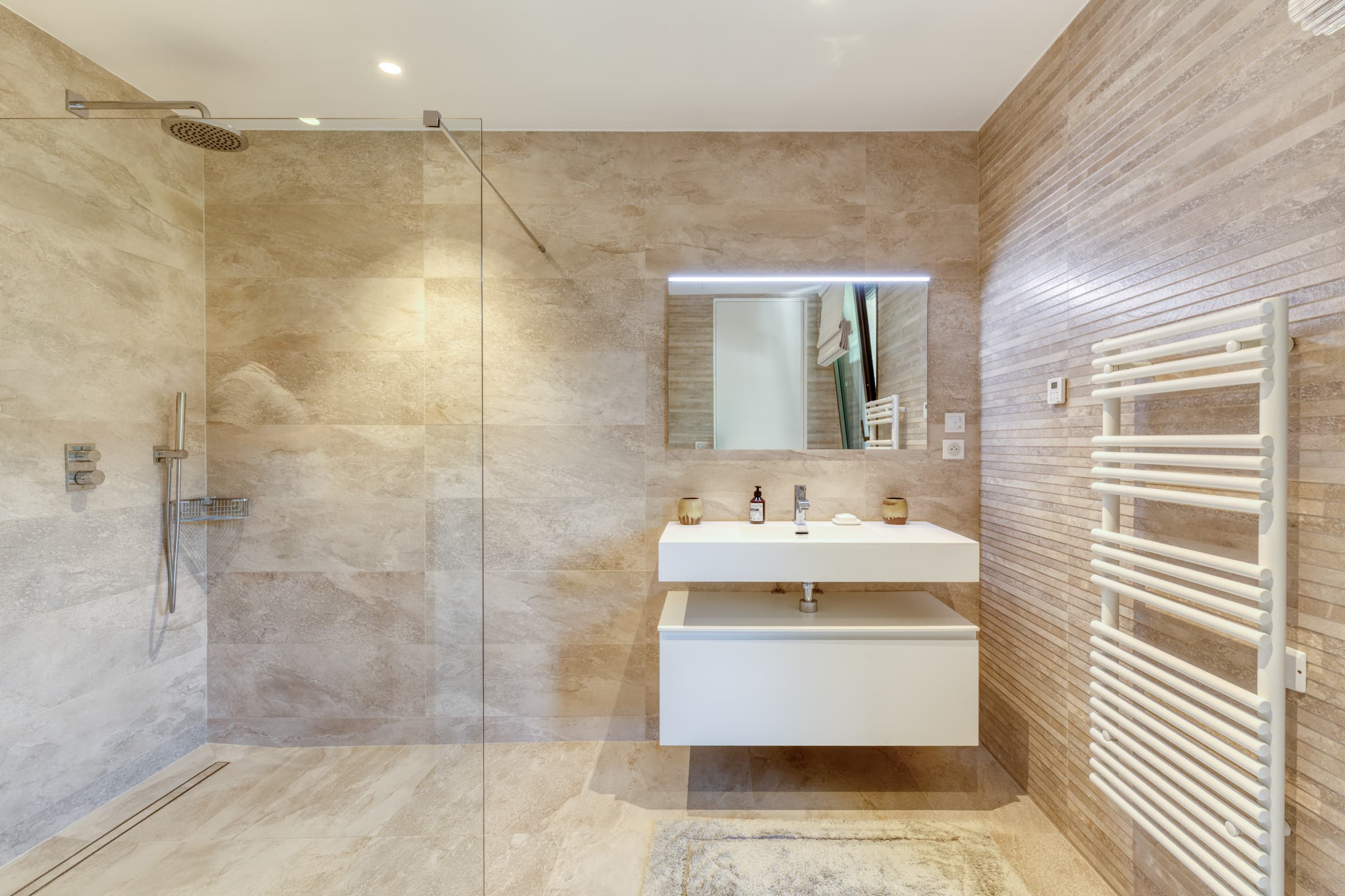 Salle d’eau contemporaine avec finitions haut de gamme - propriété d'exception à vendre