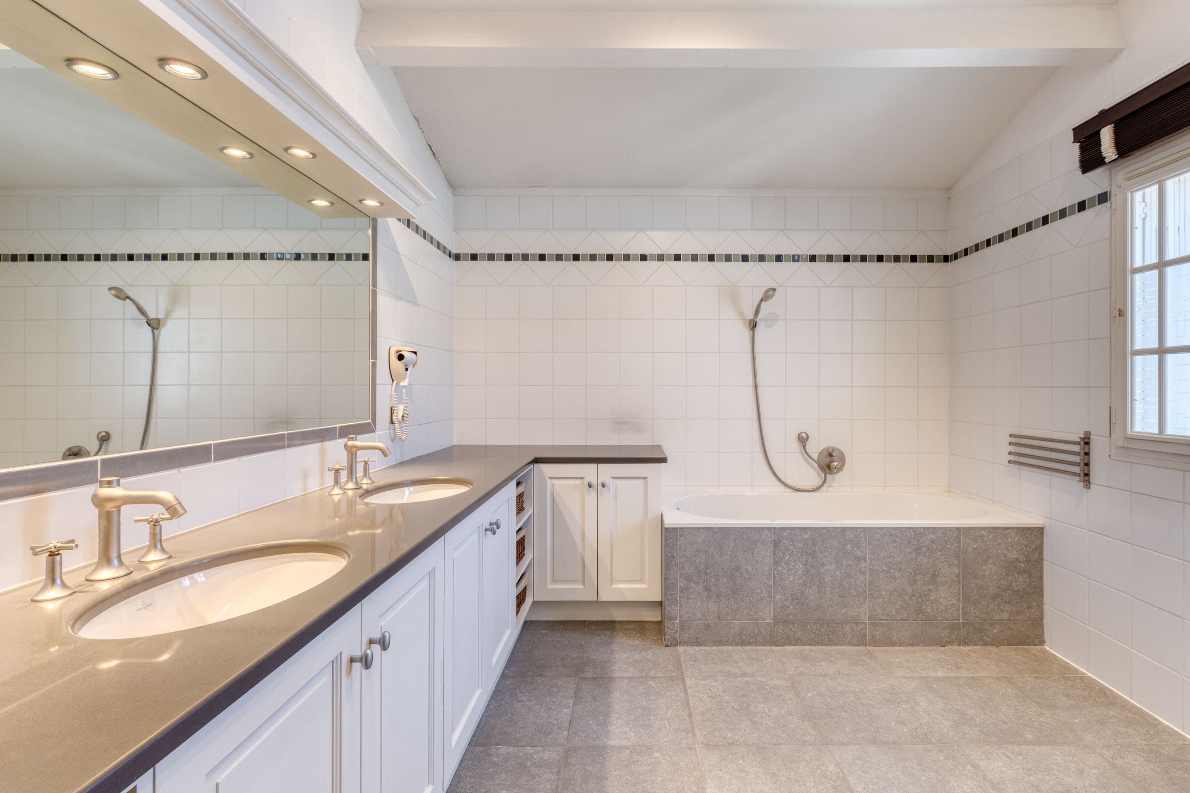 Vue actuelle de la salle de bain dans propriété à vendre Port-Grimaud avec grands amarrages, charme authentique et volumes généreux.