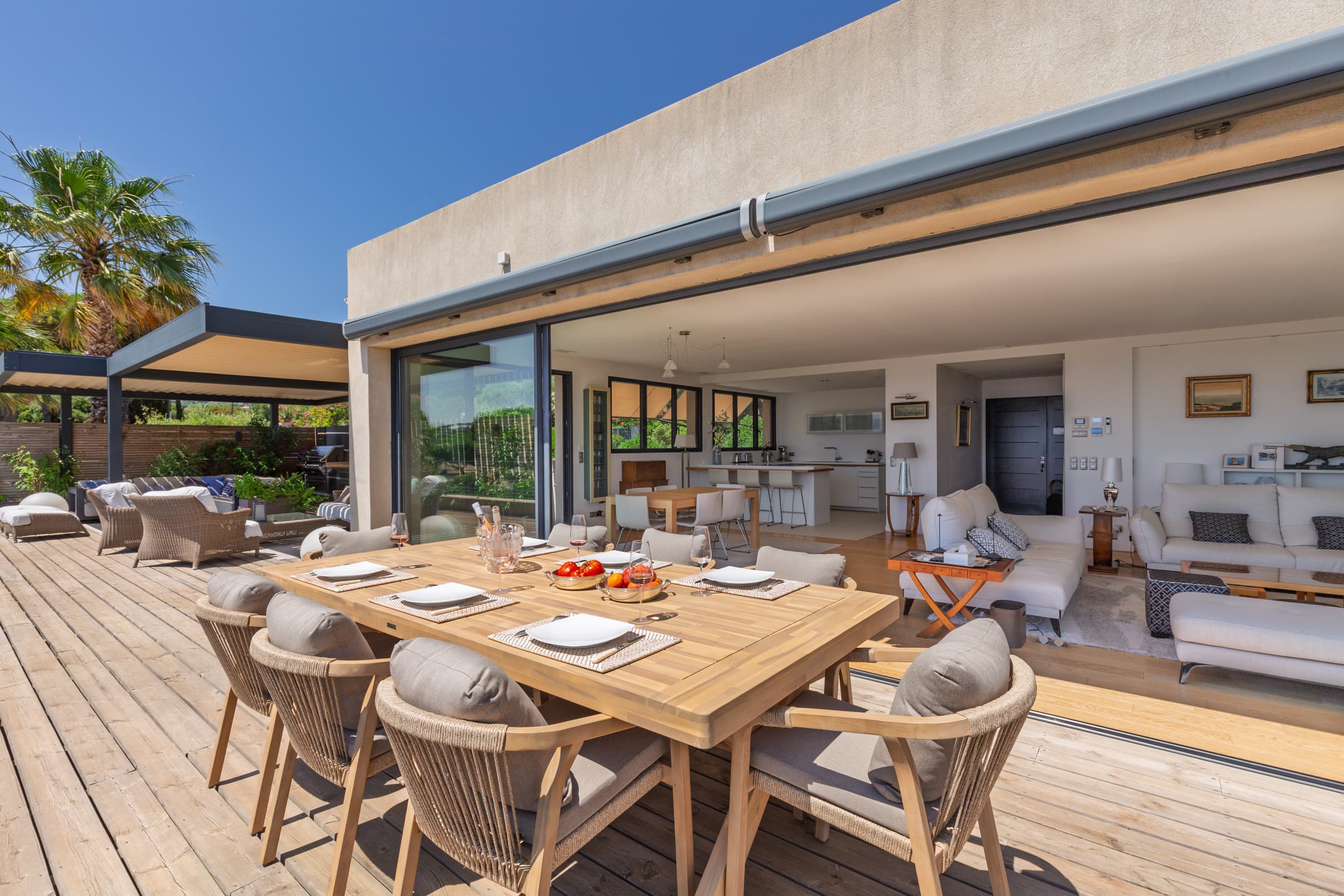 Terrasses panoramiques entourant la piscine chauffée, avec vue mer à couper le souffle à Sainte-Maxime.