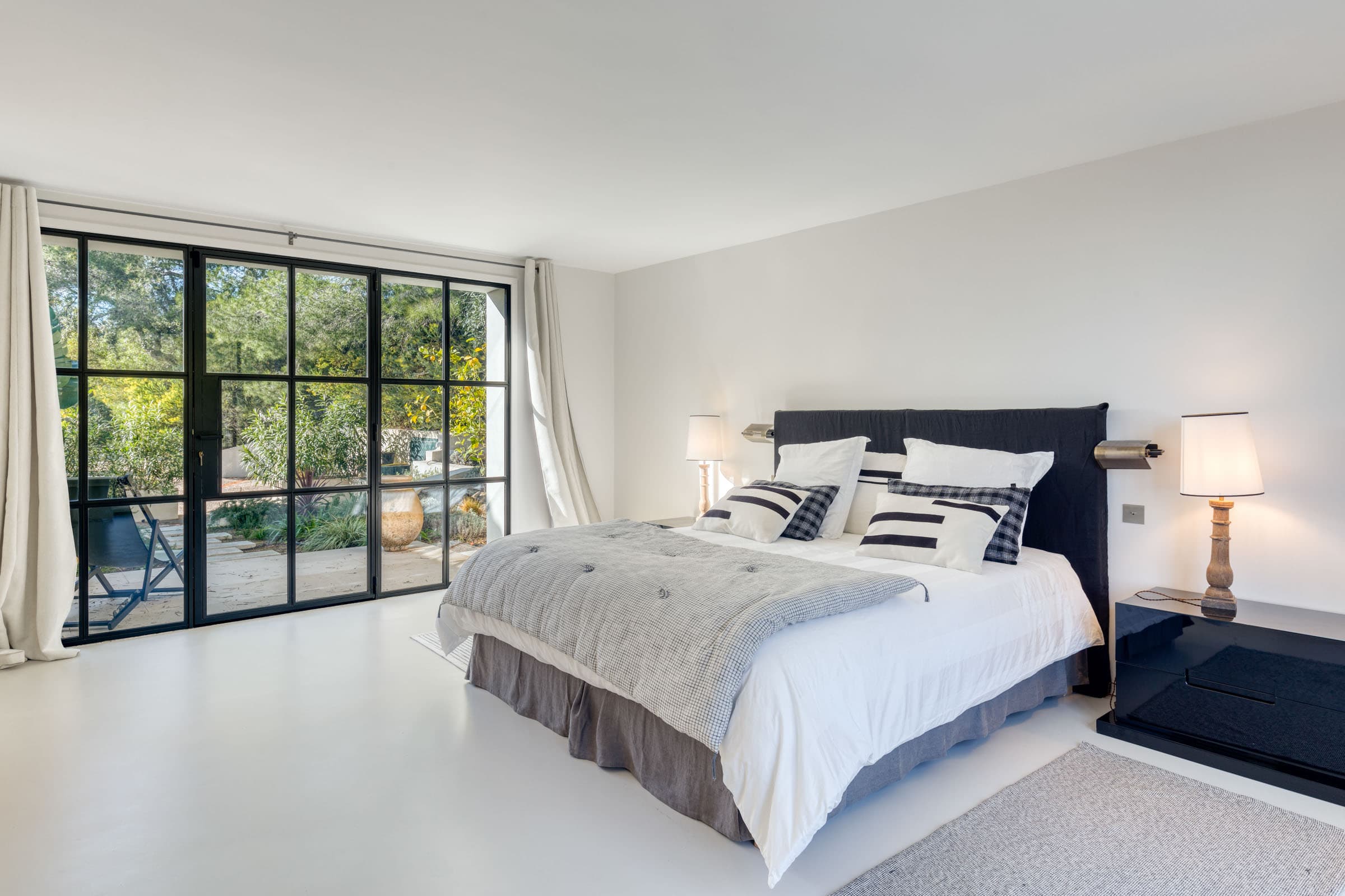 Chambre luxueuse avec salle de bain privées et vue mer dans une villa haut de gamme à vendre dans le Golfe de Saint-Tropez.