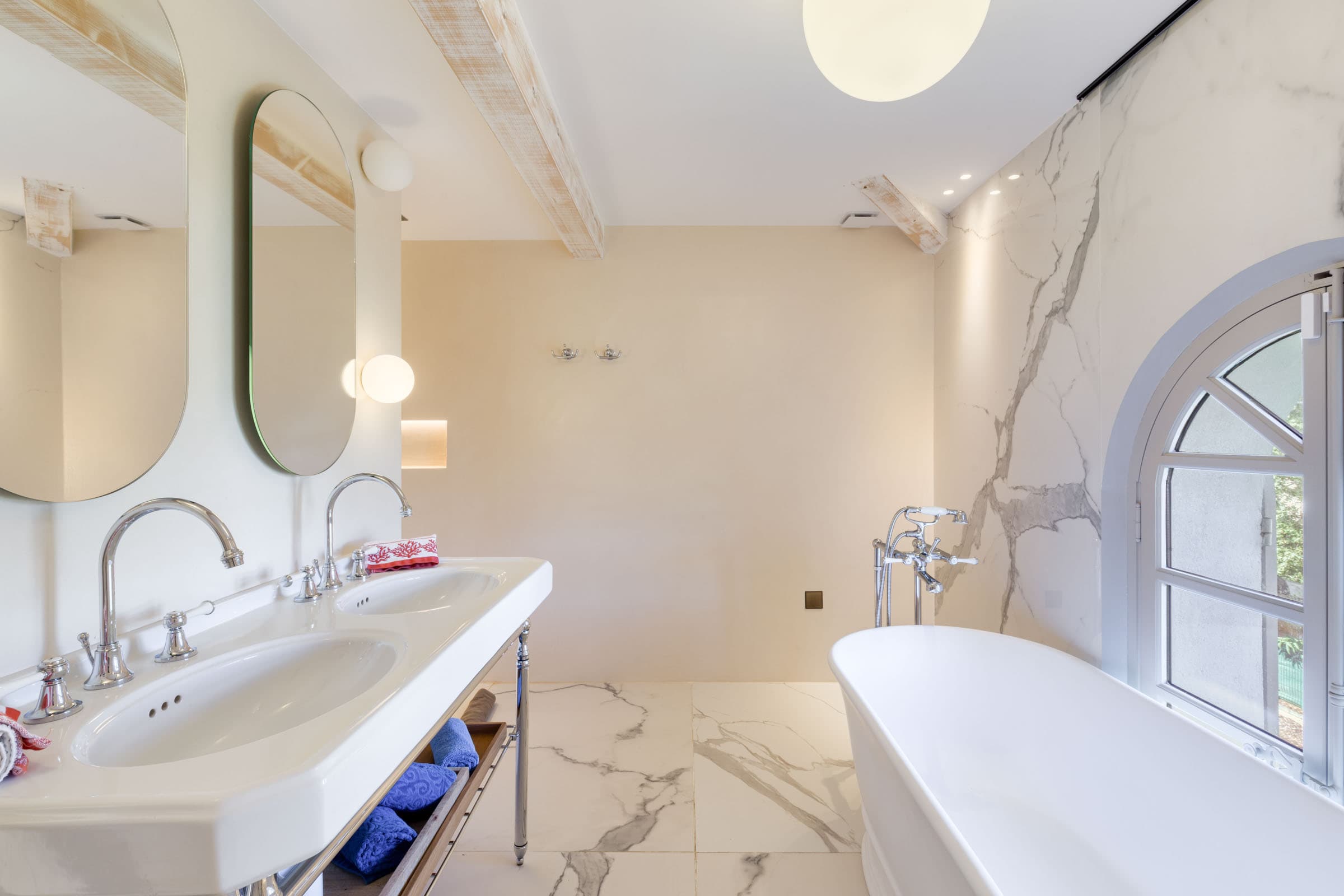 Salle d'eau dans une villa de luxe à vendre à Saint-Tropez, emplacement premium Côte d’Azur.