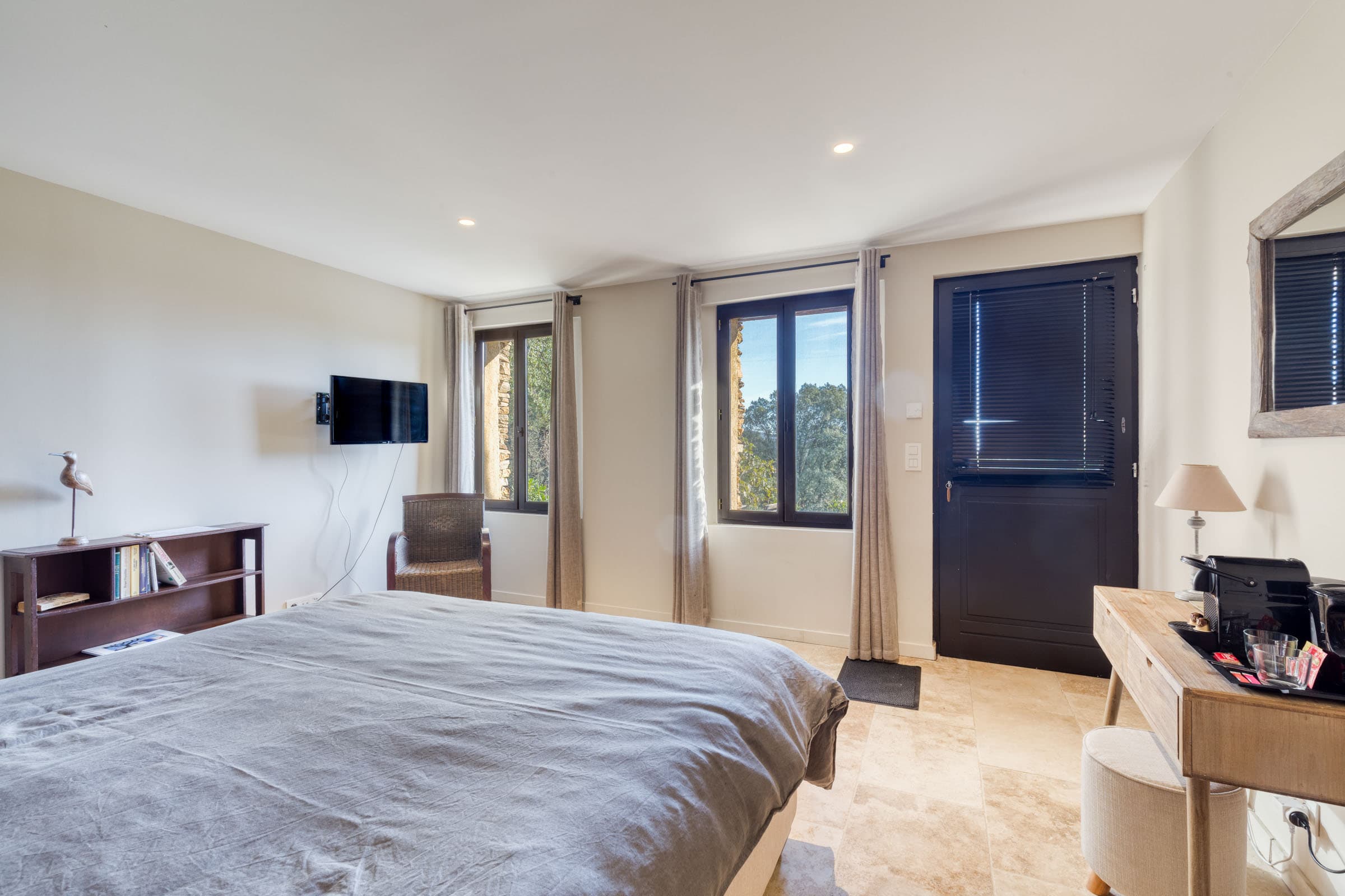 Chambre confortable et luxueuse dans cette propriété unique à La Garde-Freinet, avec salle de bain privée et vues sur les collines et le Golfe de Saint-Tropez.