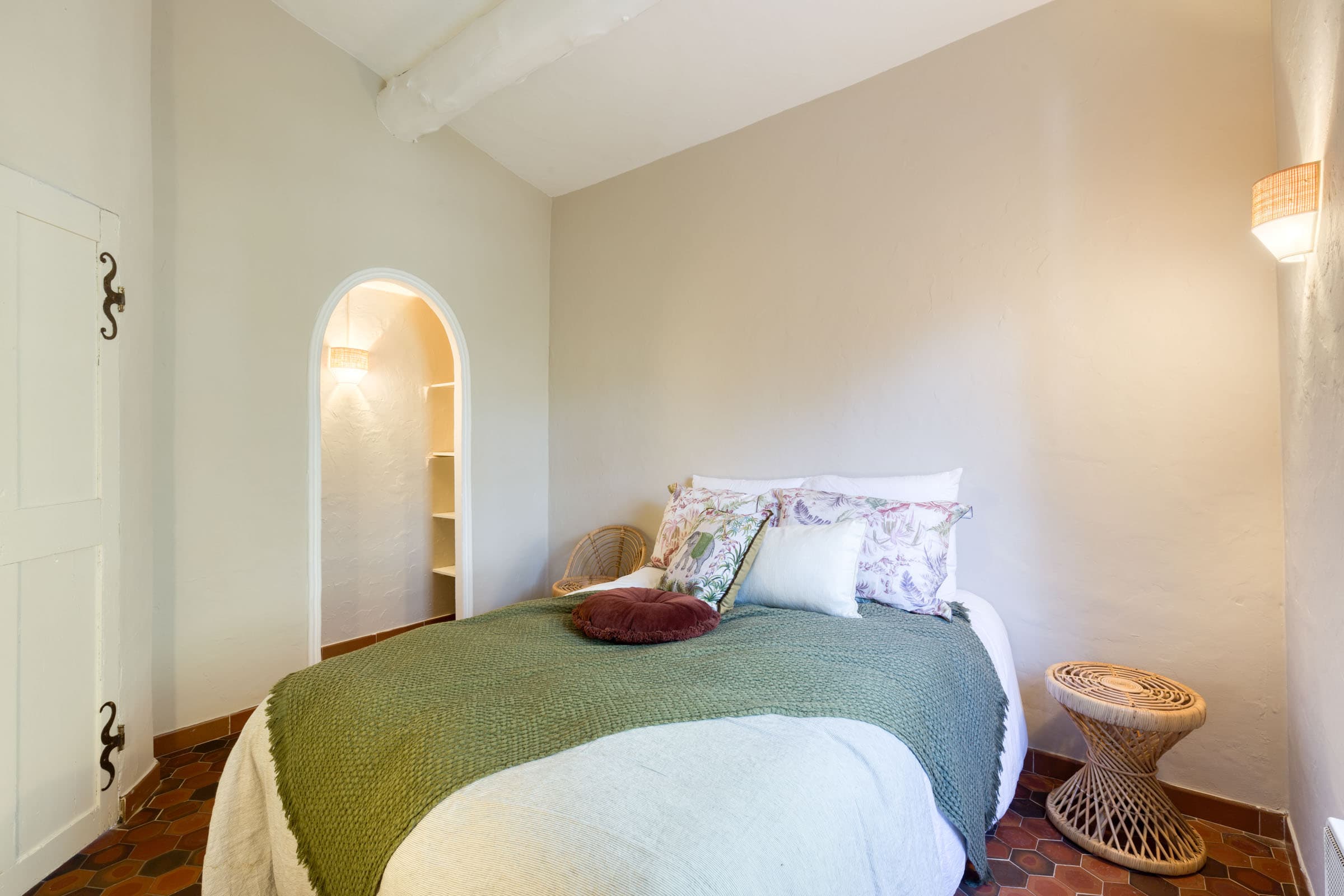 Suite d’une villa à vendre à Maubec, bastide charmante avec dressing, salle de bain attenante, 4 chambres, parfait état.