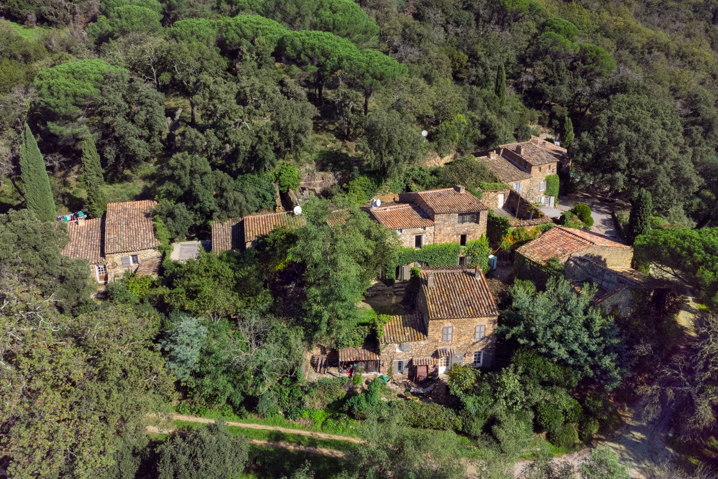 Propriété à vendre composée de 5 maisons et un studio à La Garde-Freinet, avec vue panoramique sur les collines du Golfe de Saint-Tropez.