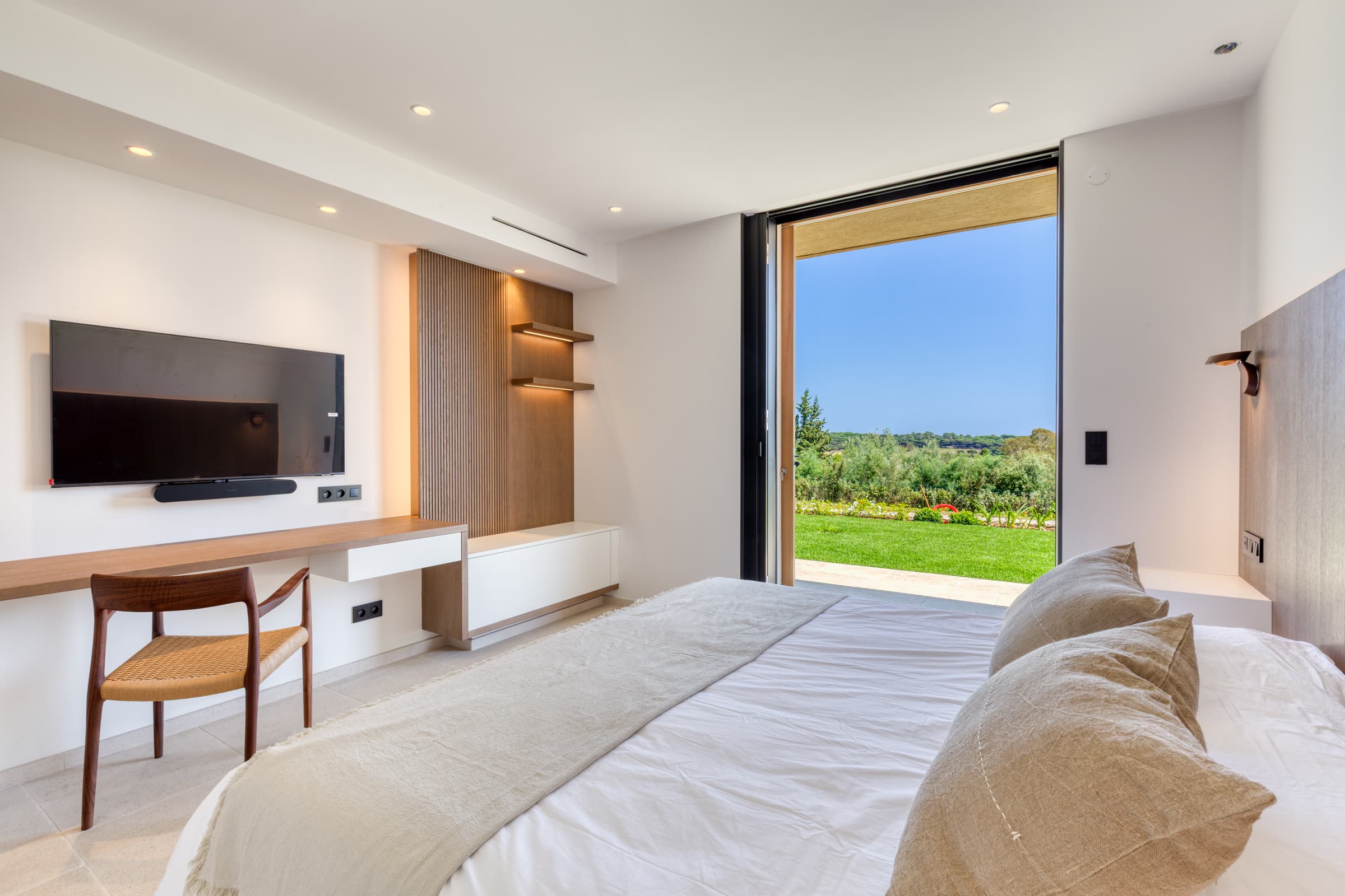 Villa de luxe à vendre à Ramatuelle : suite élégante avec salle de bains et vue sur le jardin.