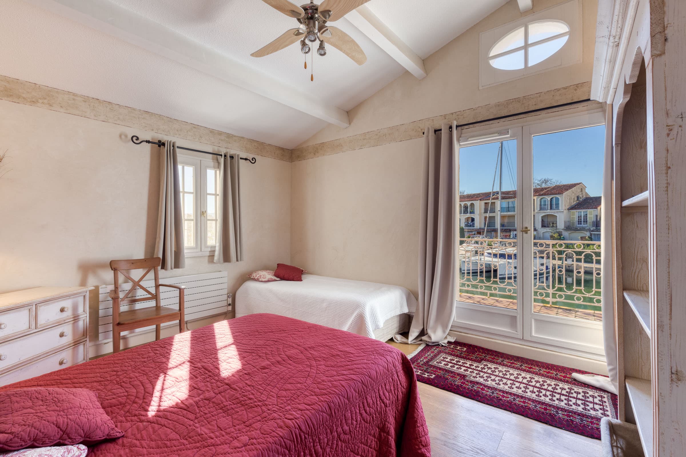 Vue actuelle de la chambre dans propriété à vendre Port-Grimaud avec grands amarrages, charme authentique et volumes généreux.