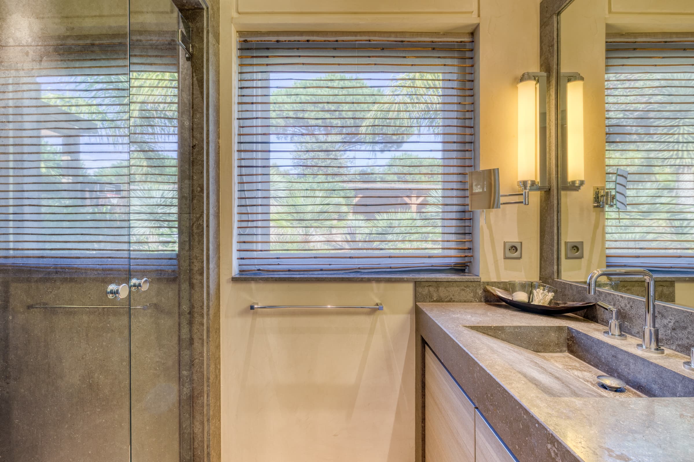 Salles de bains élégantes et raffinées dans villa de prestige à vendre à La Croix-Valmer. Matériaux haut de gamme et confort absolu.