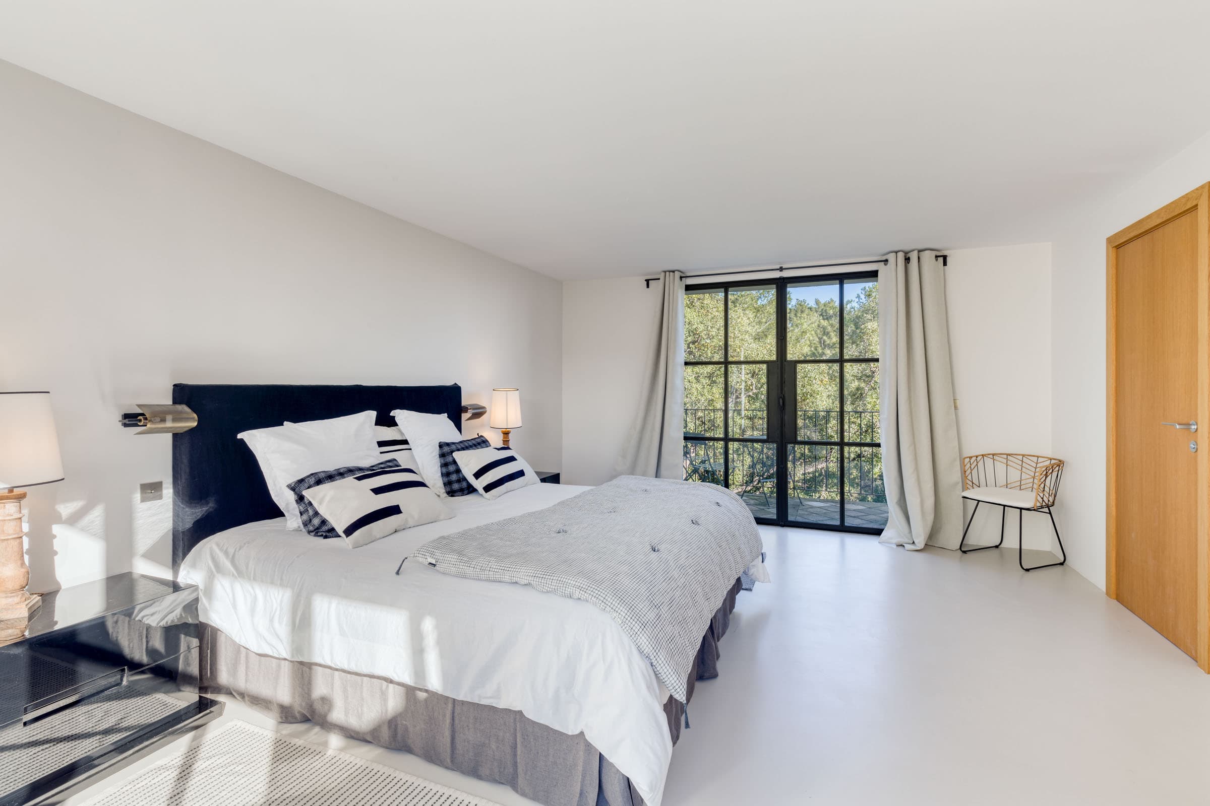 Chambre luxueuse avec salle de bain privées et vue mer dans une villa haut de gamme à vendre dans le Golfe de Saint-Tropez.