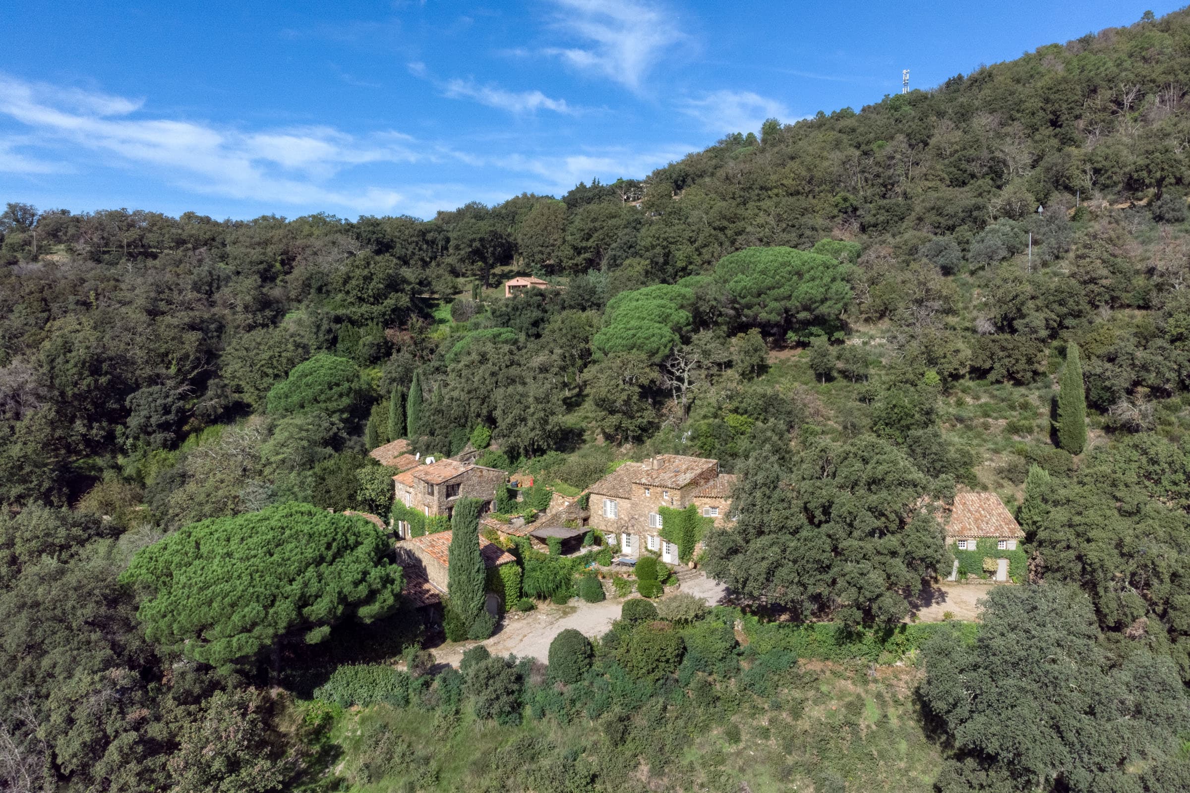 Propriété à vendre composée de 5 maisons et un studio à La Garde-Freinet, avec vue panoramique sur les collines du Golfe de Saint-Tropez.