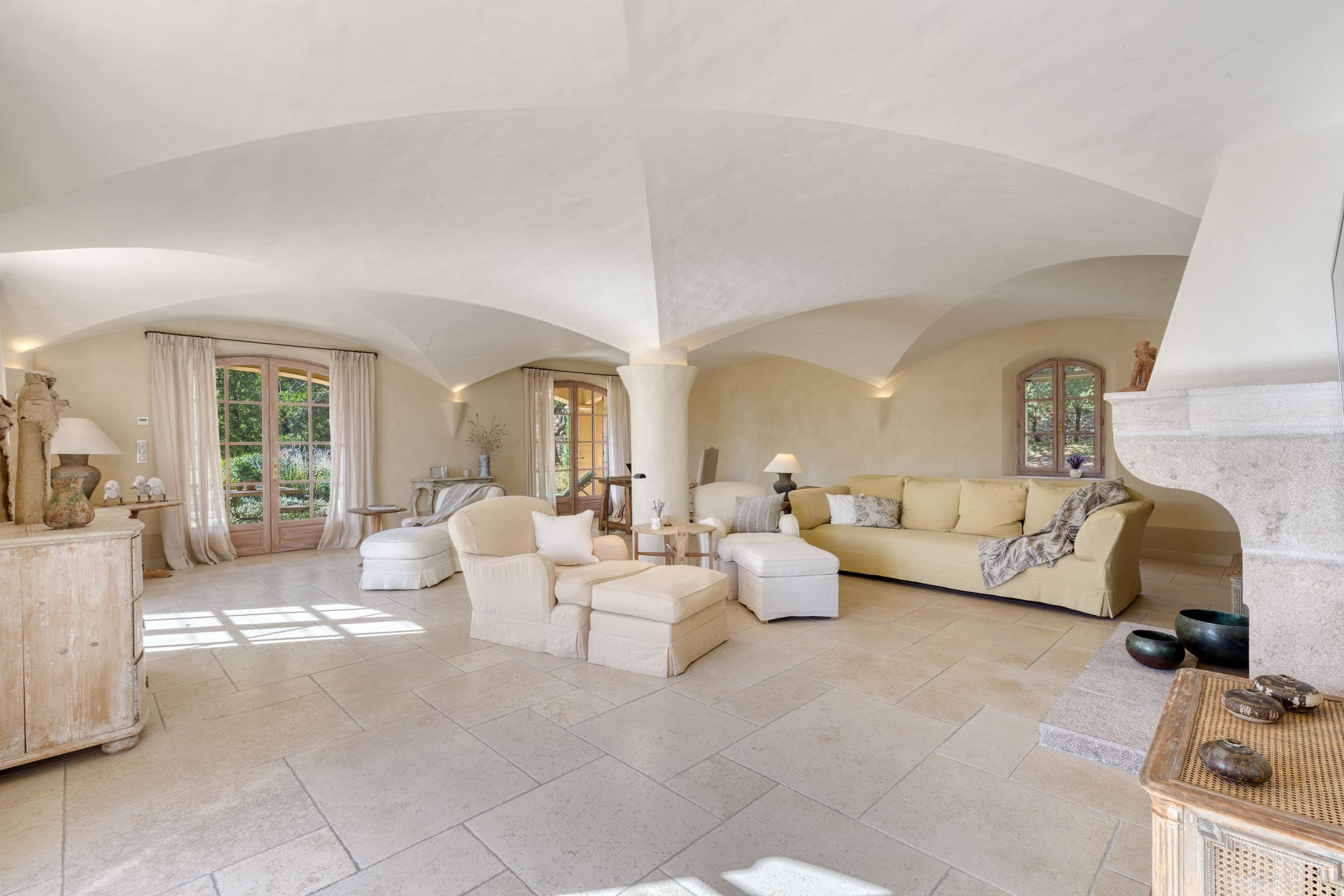 Grand salon lumineux avec plafonds voûtés, villa de luxe à vendre près du Golfe de Saint-Tropez, Entrecasteaux.