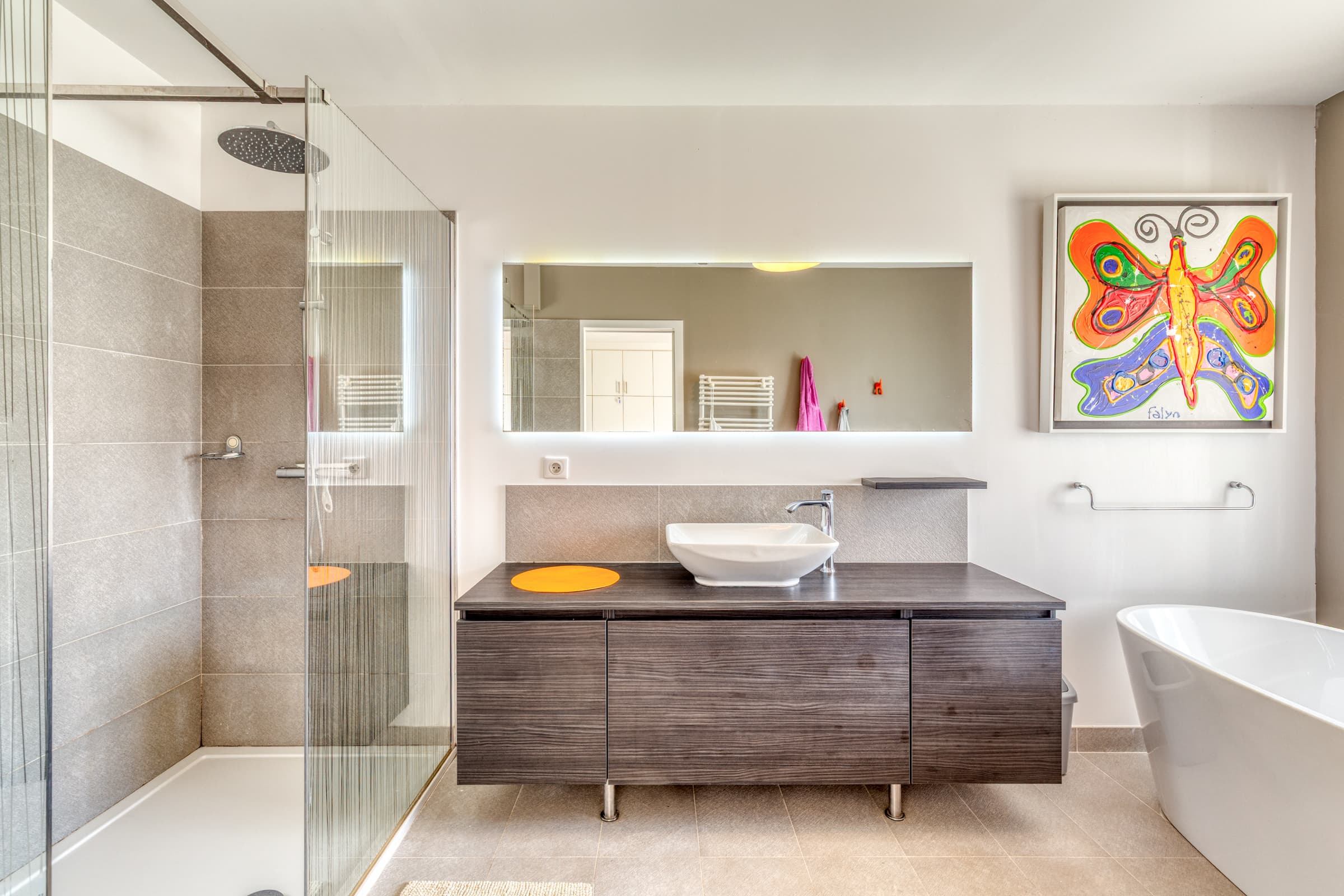 Salle de bain élégante de la suite parentale, avec finitions haut de gamme, dans une villa à vendre à Grimaud Beauvallon