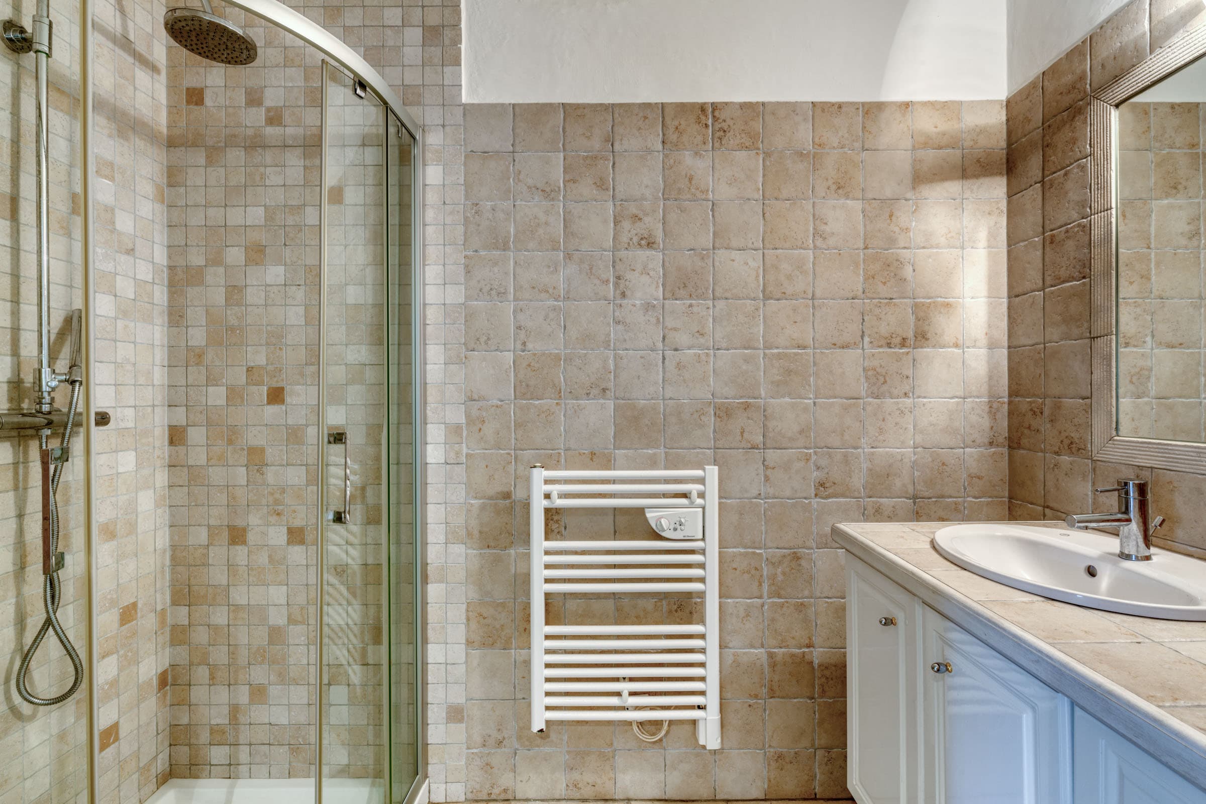 Salle de douche élégante, équipée, villa à Cavalaire-sur-Mer avec piscine et jardin paysager.