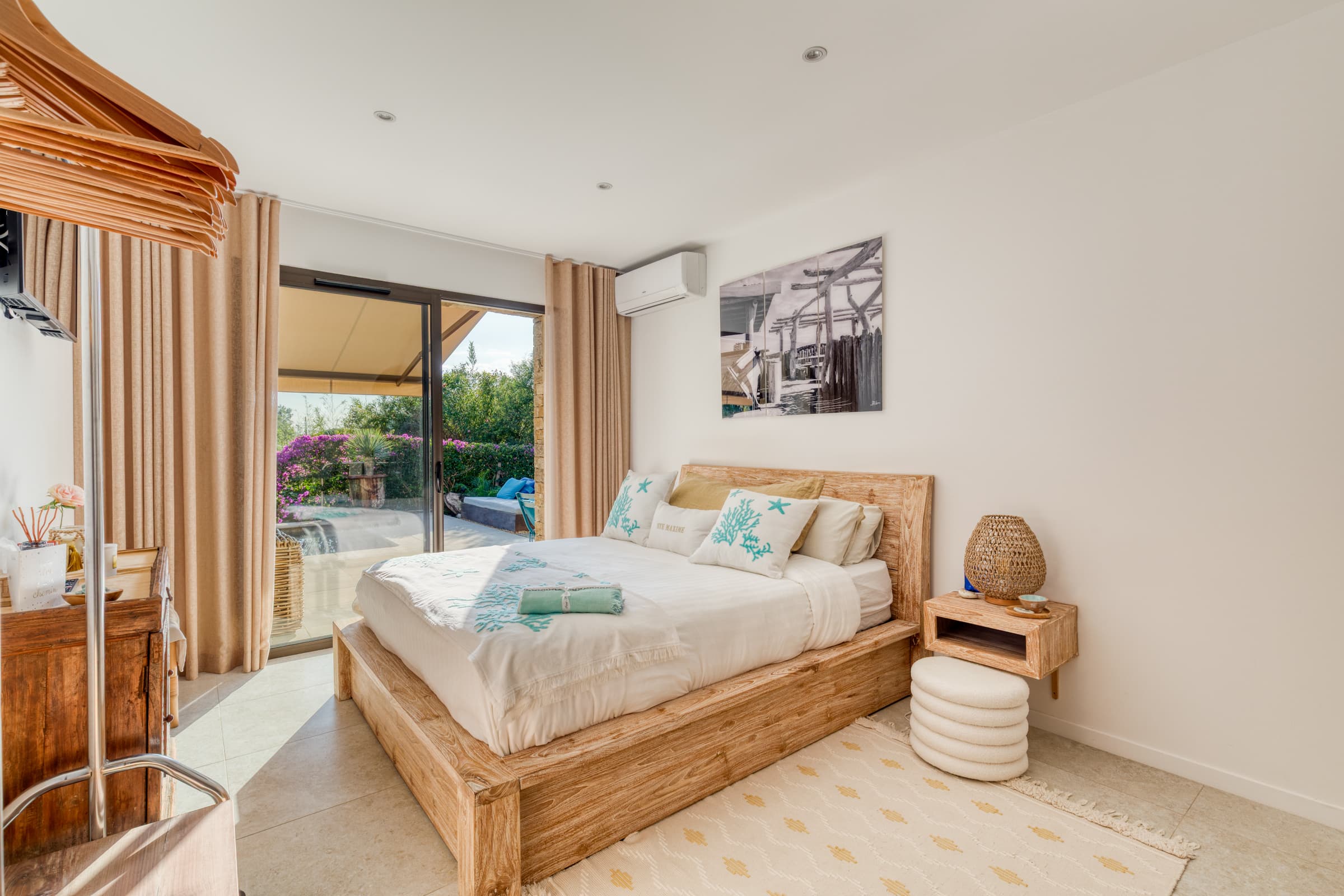 Chambre spacieuse et lumineuse avec climatisation intégrée. Villa contemporaine d’architecte à Sainte-Maxime, confort absolu.
