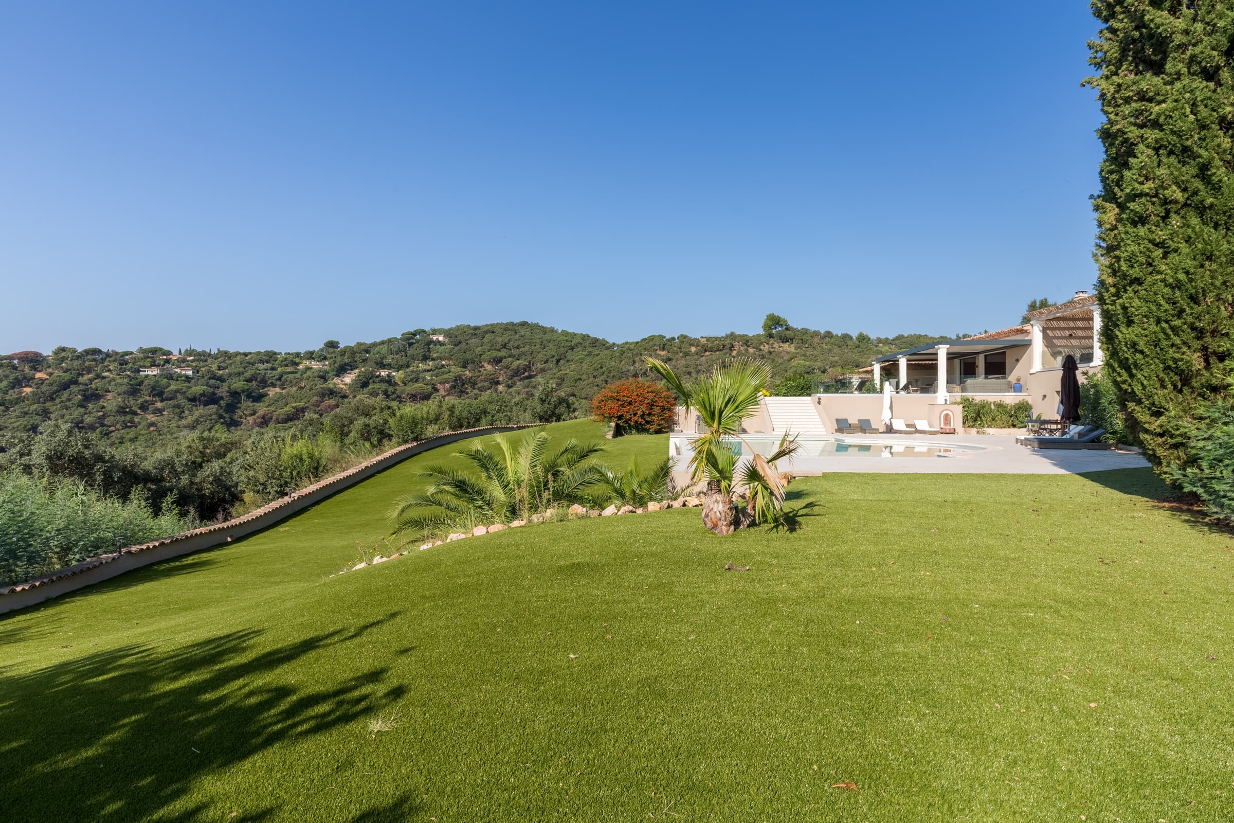 Jardin luxuriant et terrasses ombragées dans un domaine privé de 9 ha. Villa d’exception à vendre à La Croix-Valmer, secteur Gigaro.