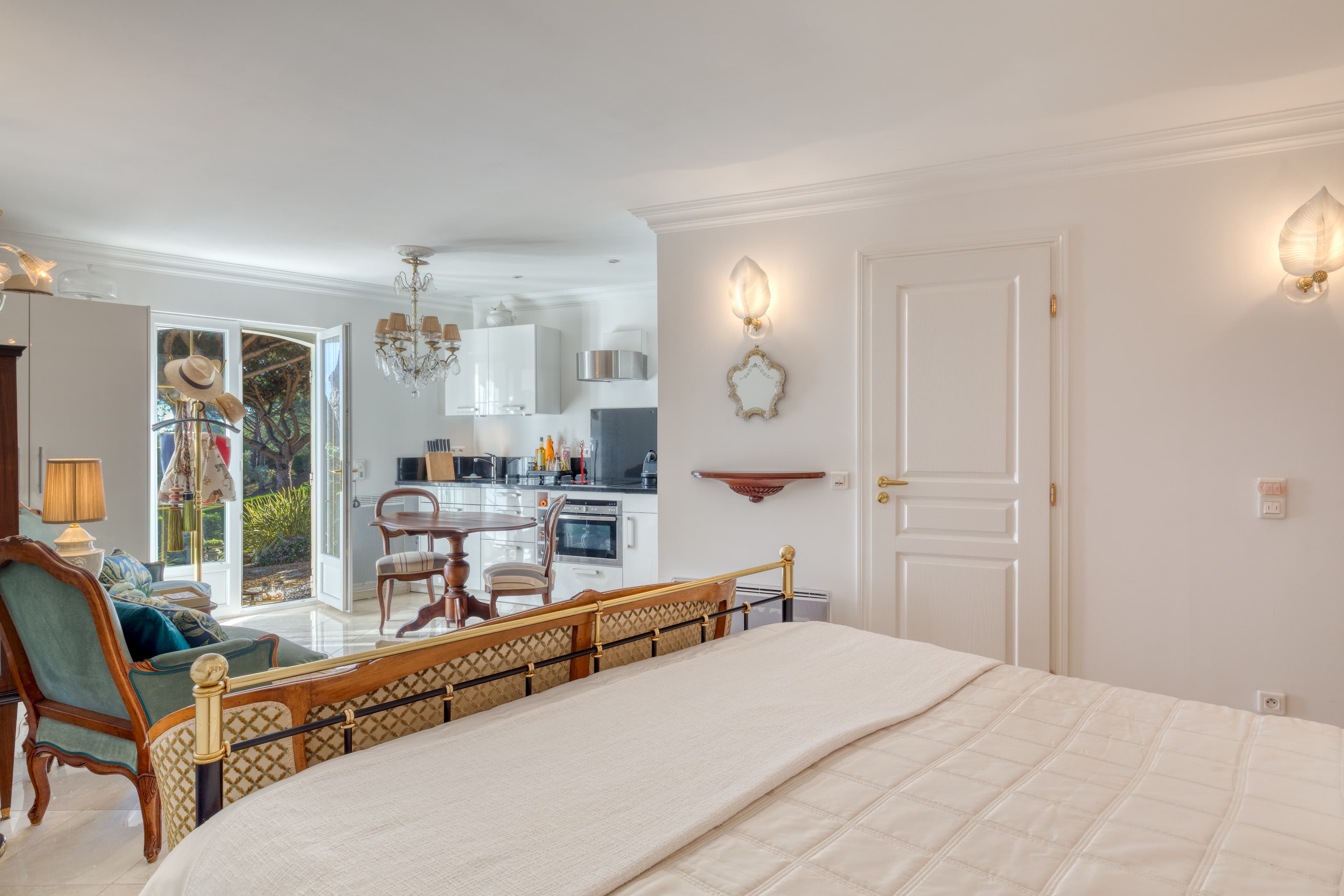 Villa à vendre avec studio indépendant offrant autonomie et intimité. Idéal pour recevoir famille et amis.