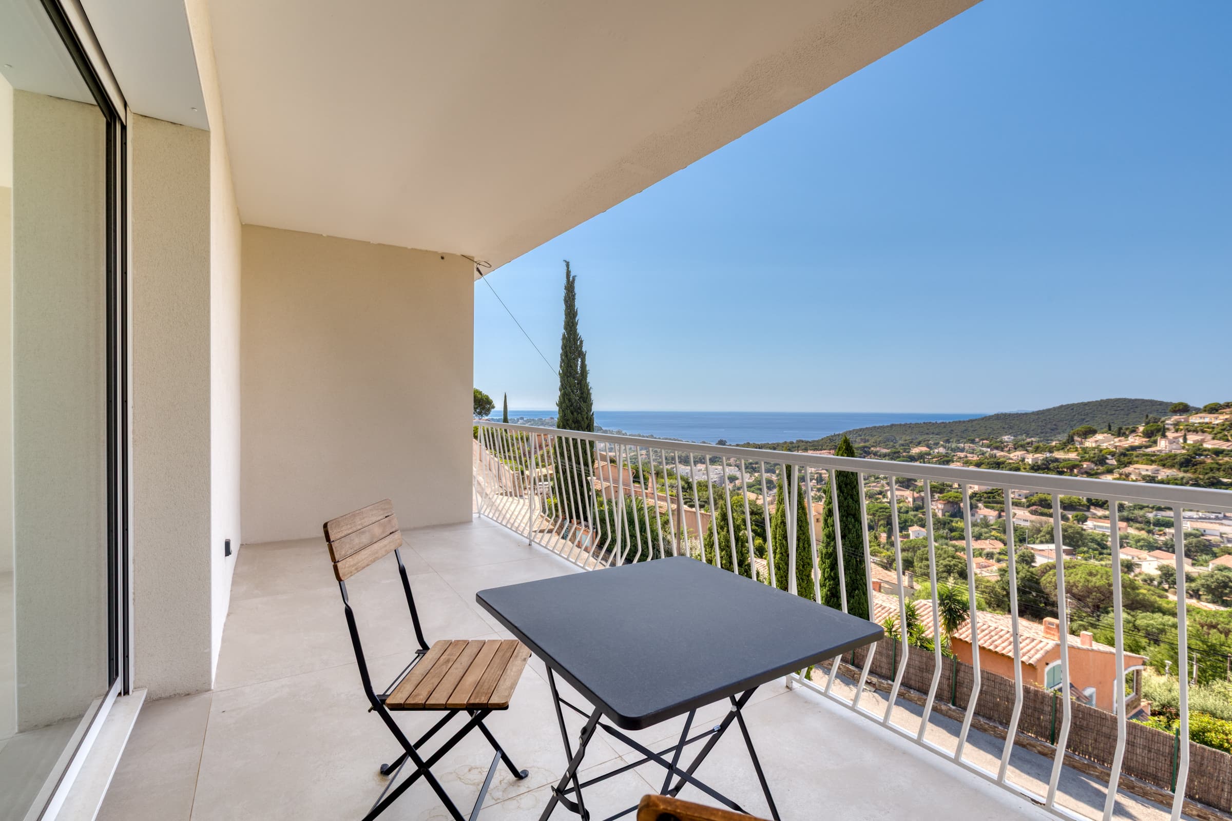 Villa à vendre Cavalaire-sur-Mer : Terrasse spacieuse idéale pour repas en plein air avec vue panoramique sur la Méditerranée.