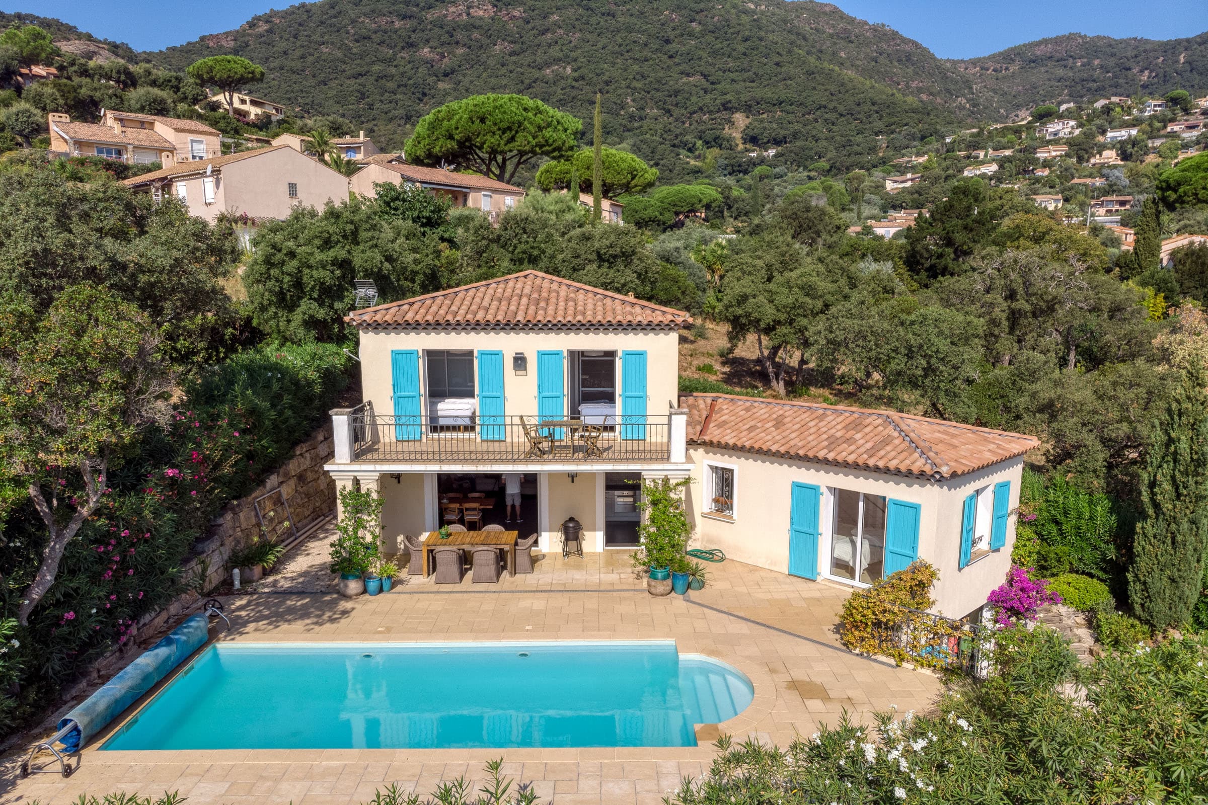 Superbe villa récente de 4 chambres à Cavalaire-sur-Mer, avec piscine, terrasse ensoleillée et vue panoramique sur la mer, proche plages et centre.