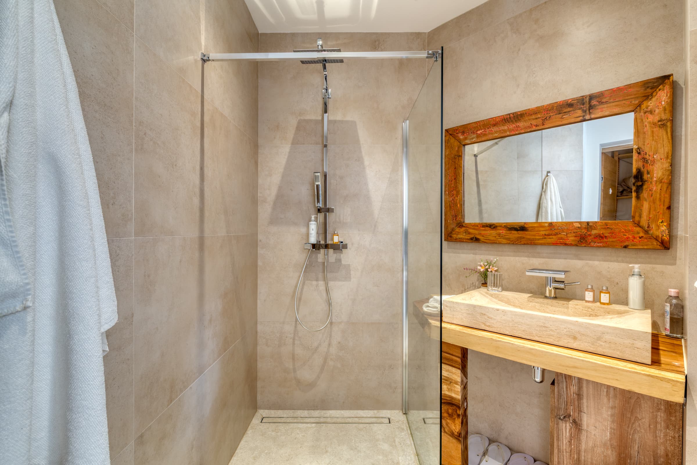 Salle d'eau raffinée avec finitions haut de gamme. Villa contemporaine d’architecte à Sainte-Maxime, élégance et bien-être.