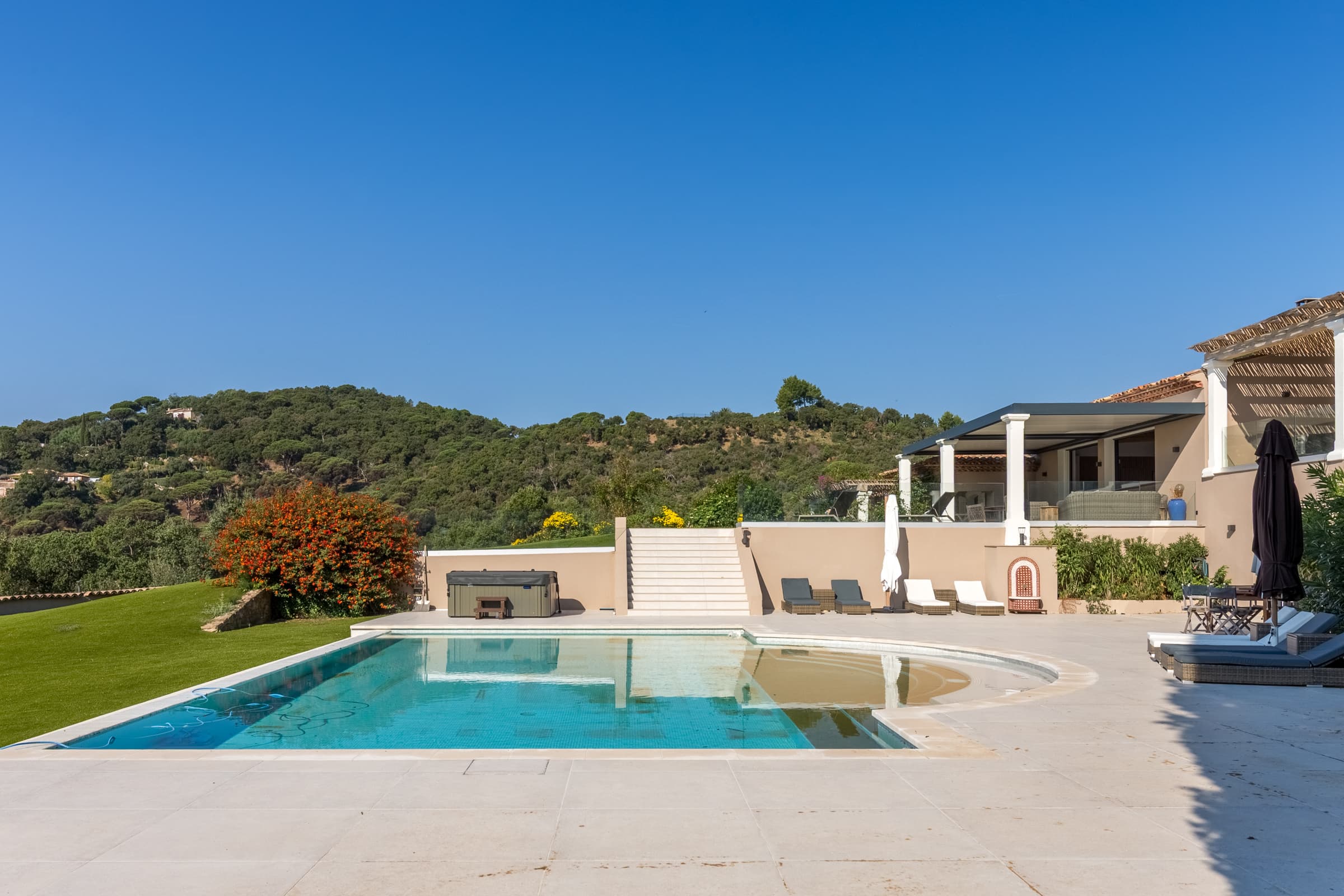 Piscine à débordement et jacuzzi avec vue mer époustouflante. Villa d’exception à vendre à La Croix-Valmer, secteur Gigaro.