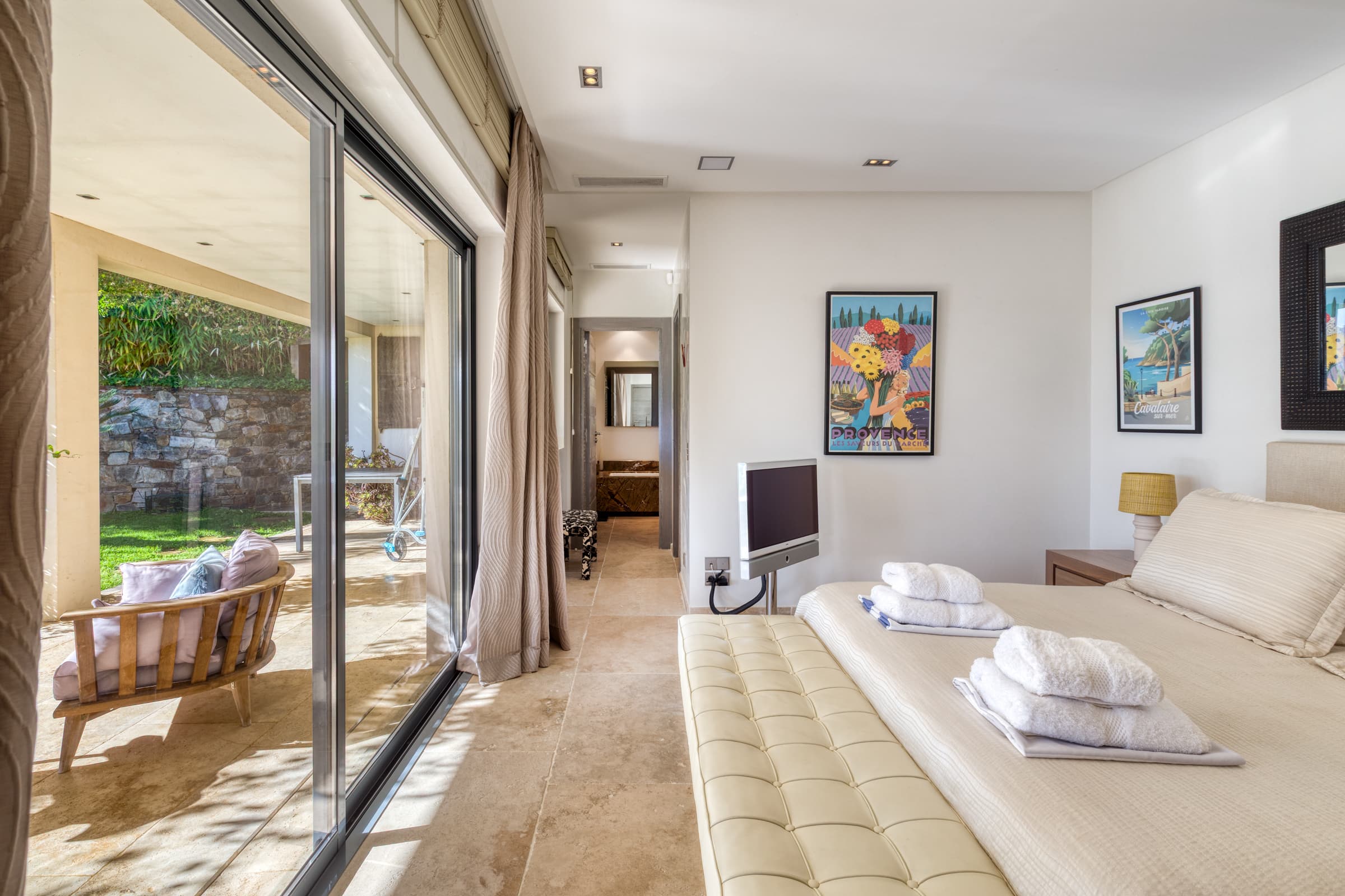 Cinq chambres élégantes avec salles d’eau privatives. Confort, intimité et raffinement à La Croix-Valmer.