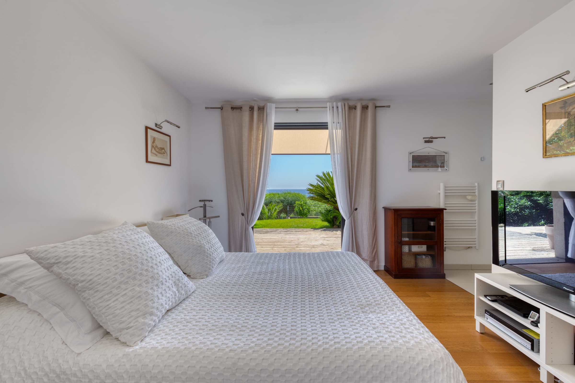 Suite élégante avec accès à la terrasse et panorama sur la mer, dans villa contemporaine à vendre à Sainte-Maxime.