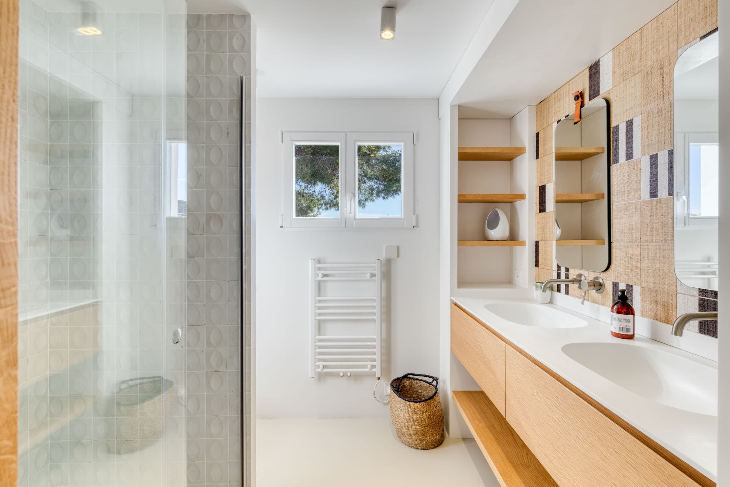 Salle d'eau moderne avec finitions haut de gamme dans une villa d’exception à vendre à Cavalaire-sur-Mer.