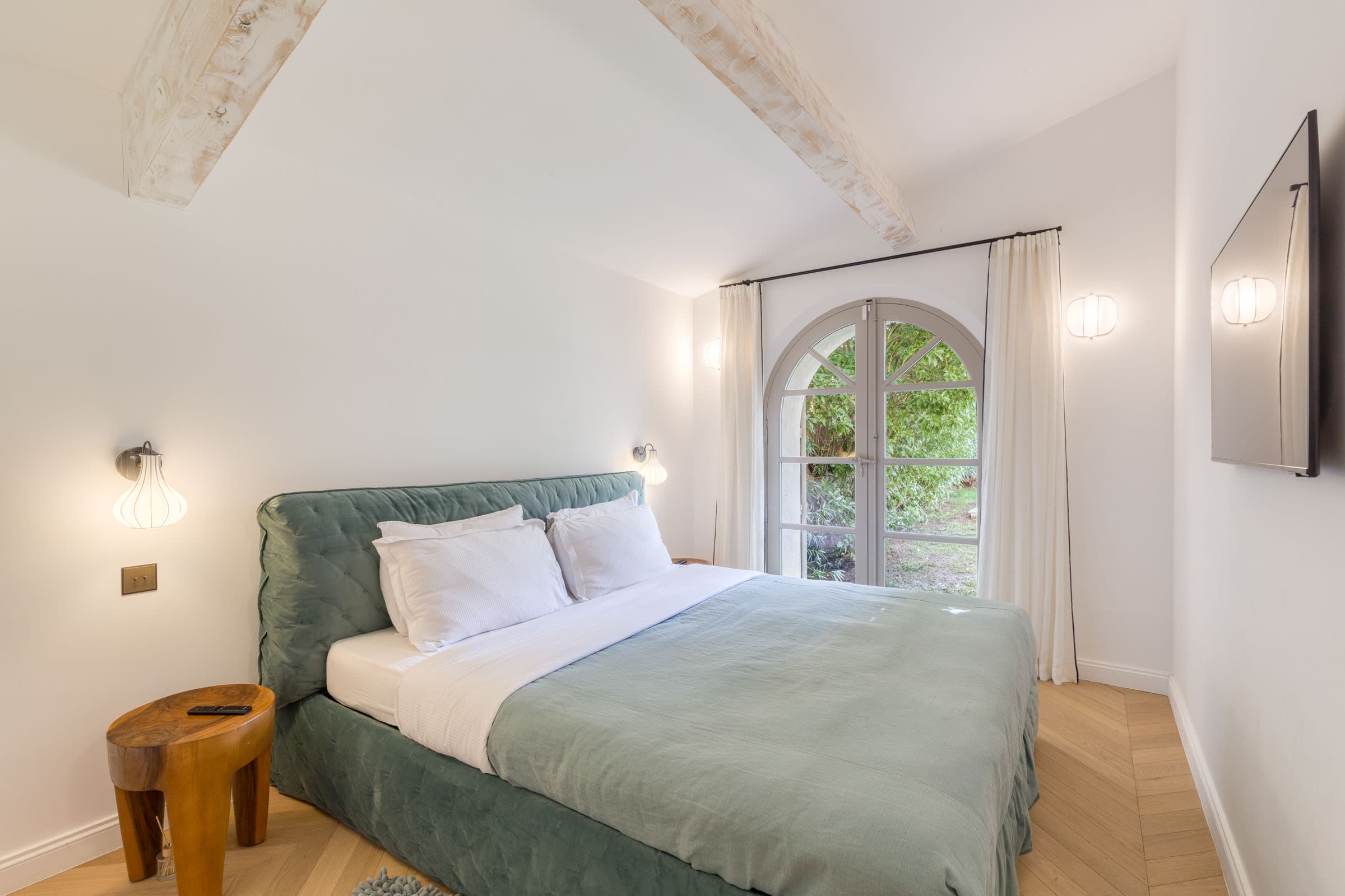 Chambre lumineuse dans une villa de luxe à vendre à Saint-Tropez, emplacement premium Côte d’Azur.