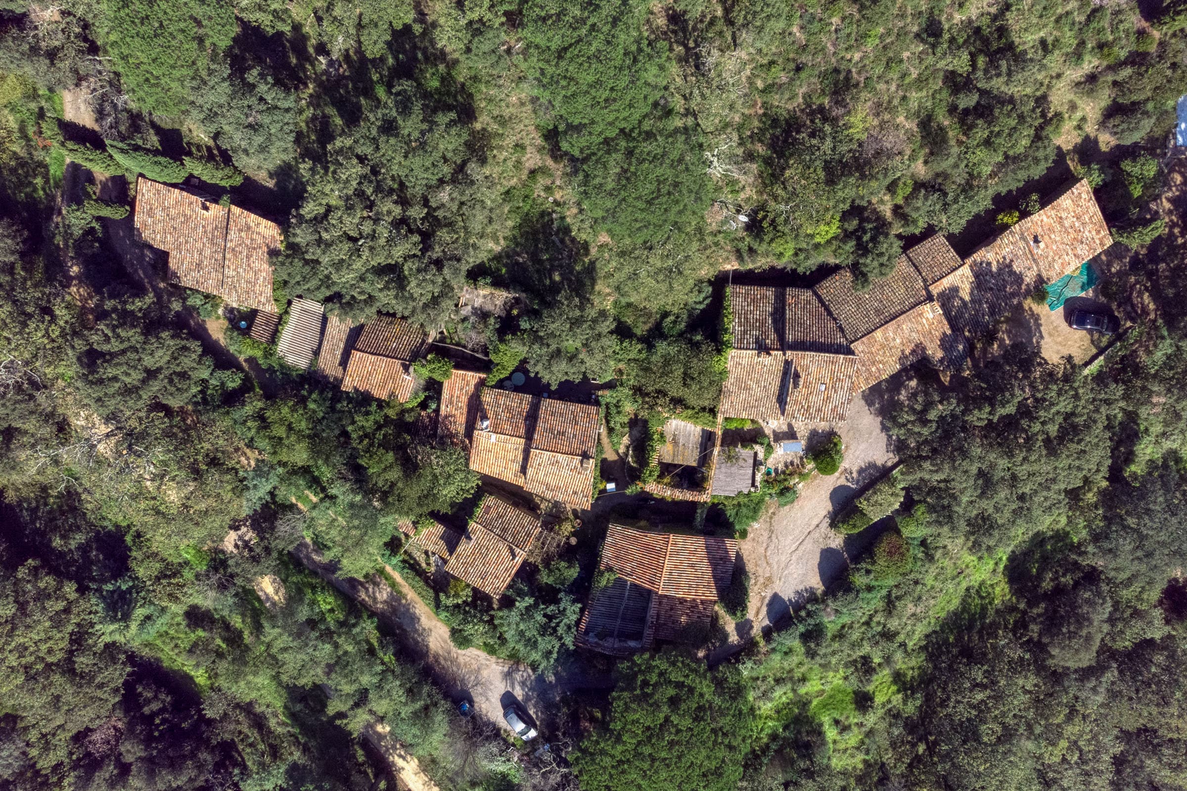 Propriété à vendre composée de 5 maisons et un studio à La Garde-Freinet, avec vue panoramique sur les collines du Golfe de Saint-Tropez.