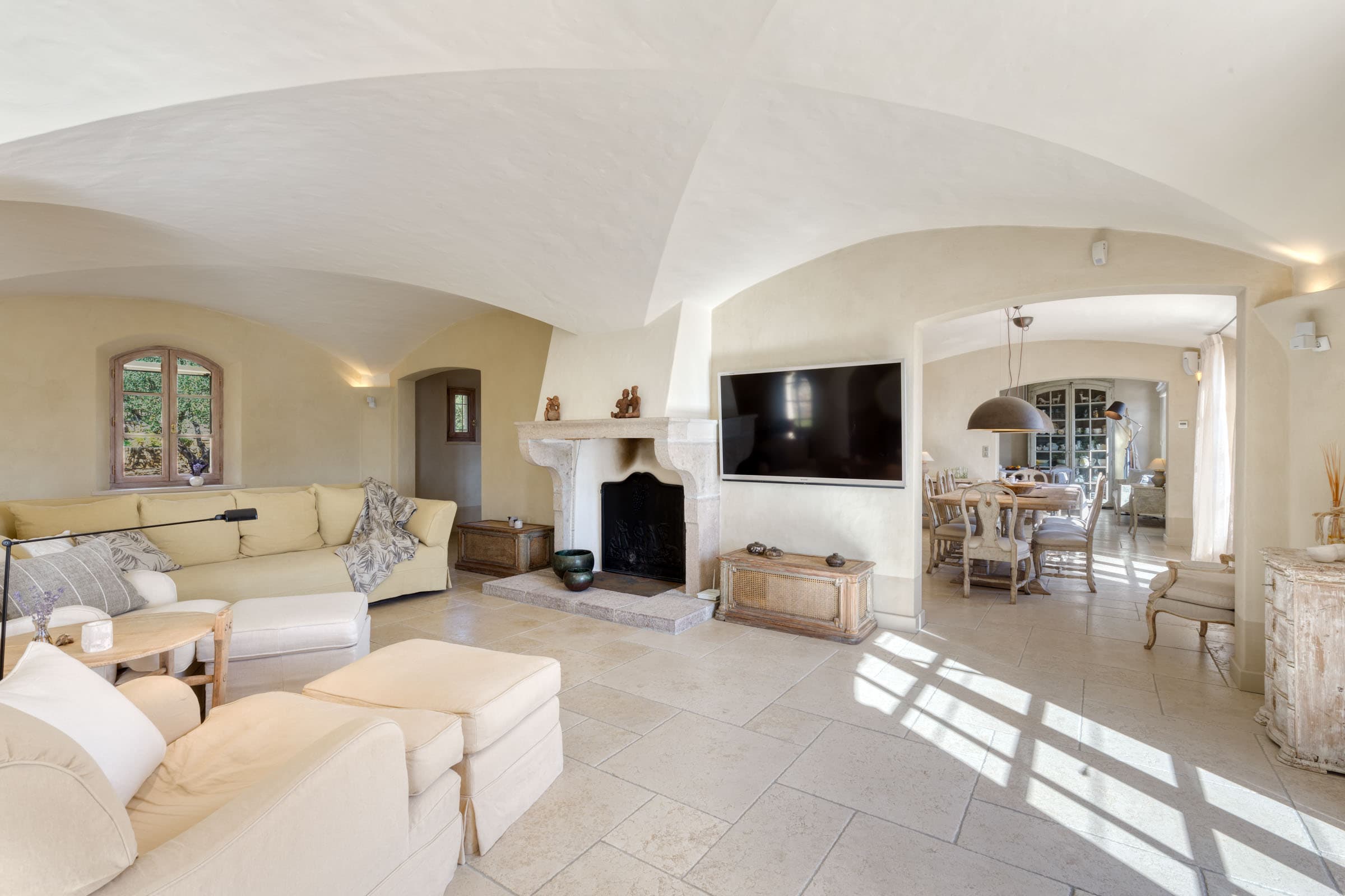 Grand salon lumineux avec plafonds voûtés, villa de luxe à vendre près du Golfe de Saint-Tropez, Entrecasteaux.