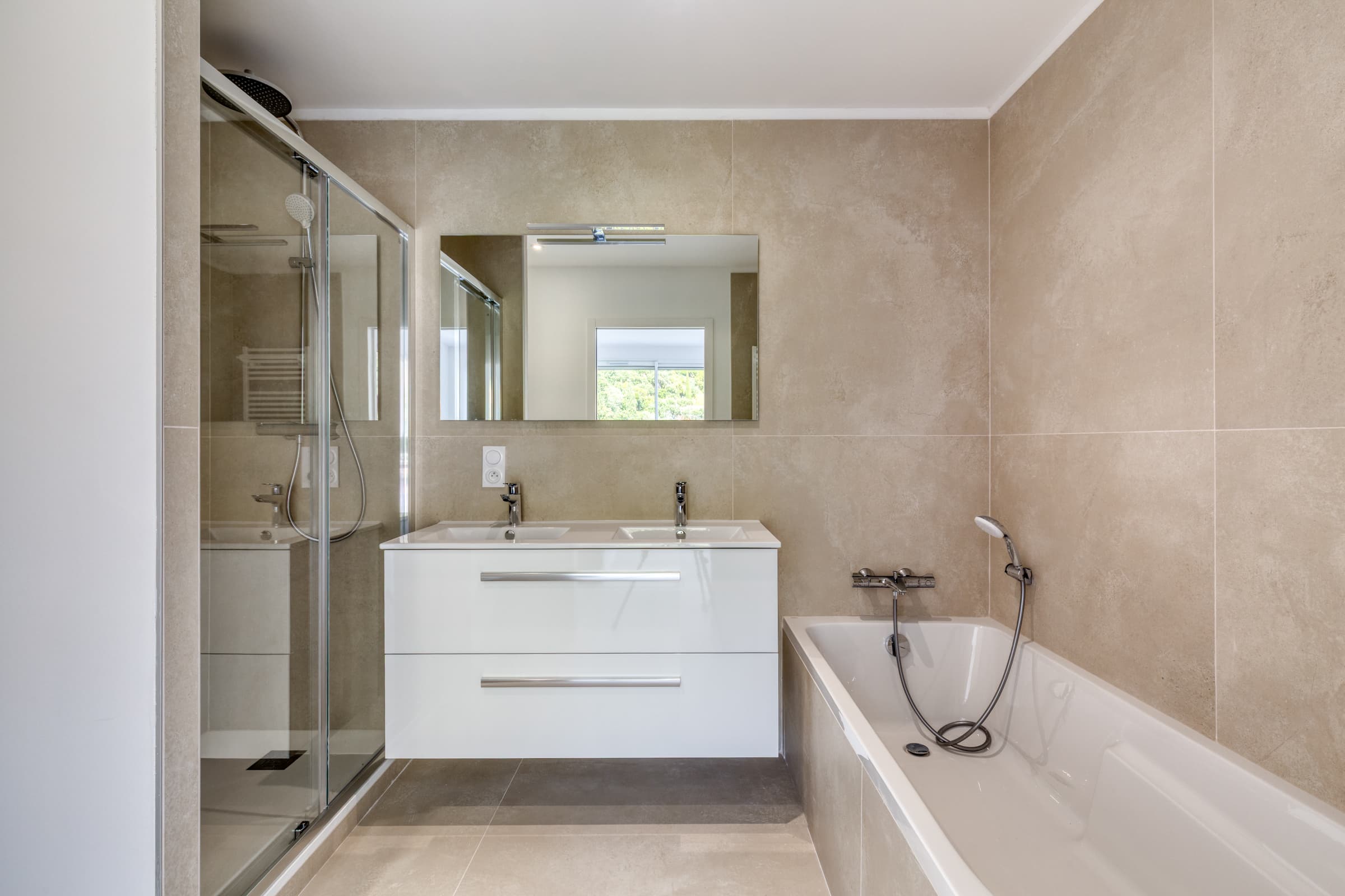 Villa à vendre Cavalaire-sur-Mer : Chambre lumineuse avec salle de bains privative 