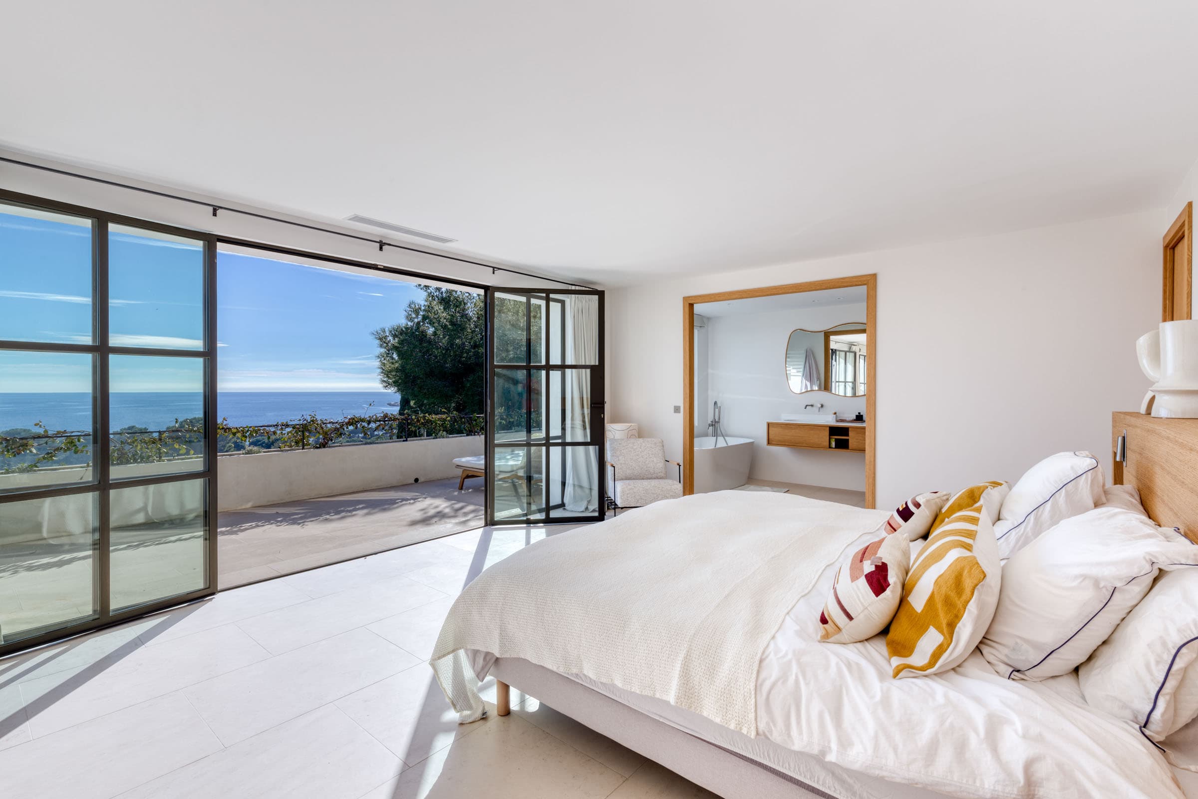 Suite parentale avec terrasse vue mer et salle de bain privée, dans une villa de prestige à vendre proche La Croix-Valmer.