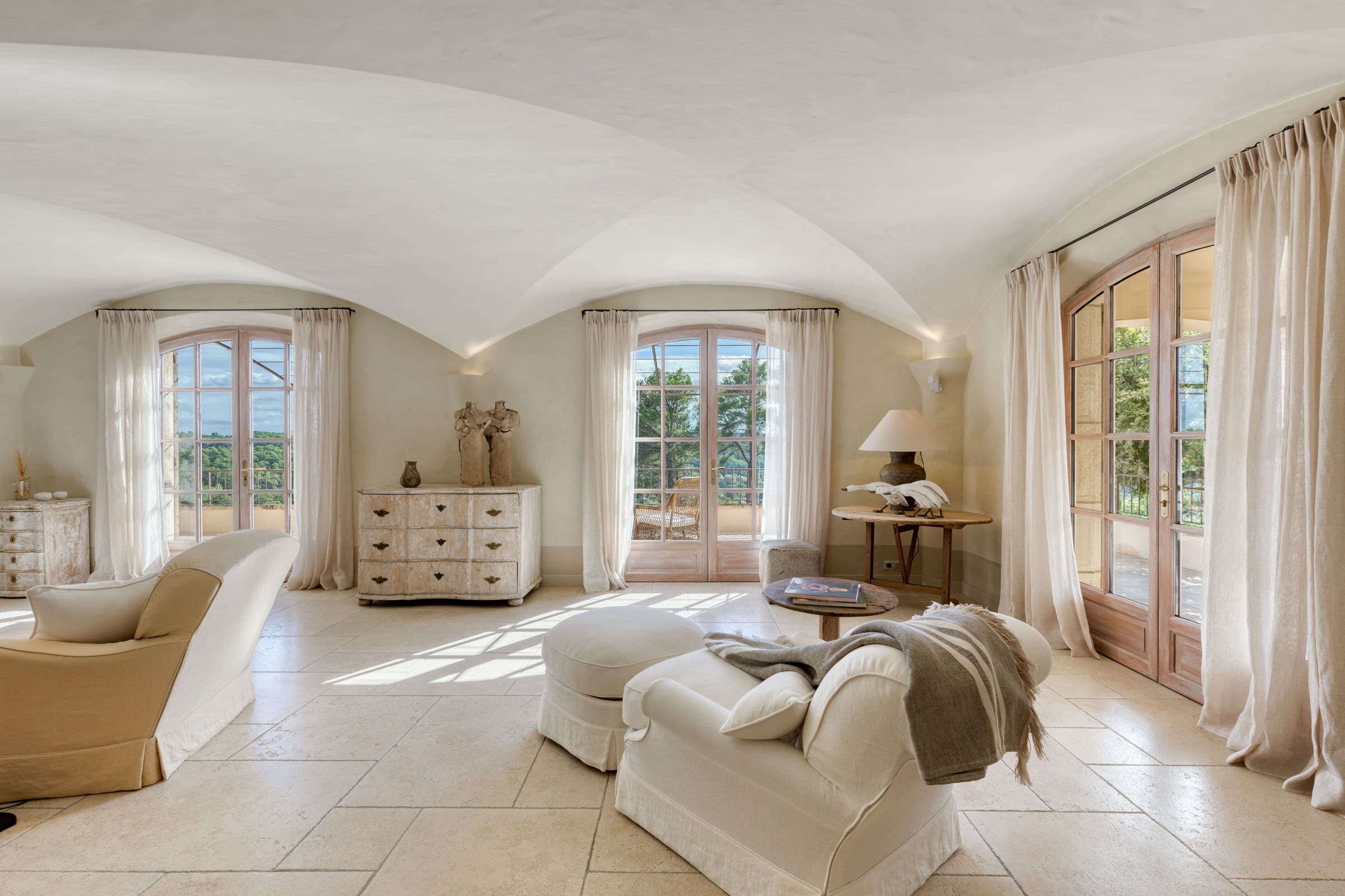 Grand salon lumineux avec plafonds voûtés, villa de luxe à vendre près du Golfe de Saint-Tropez, Entrecasteaux.